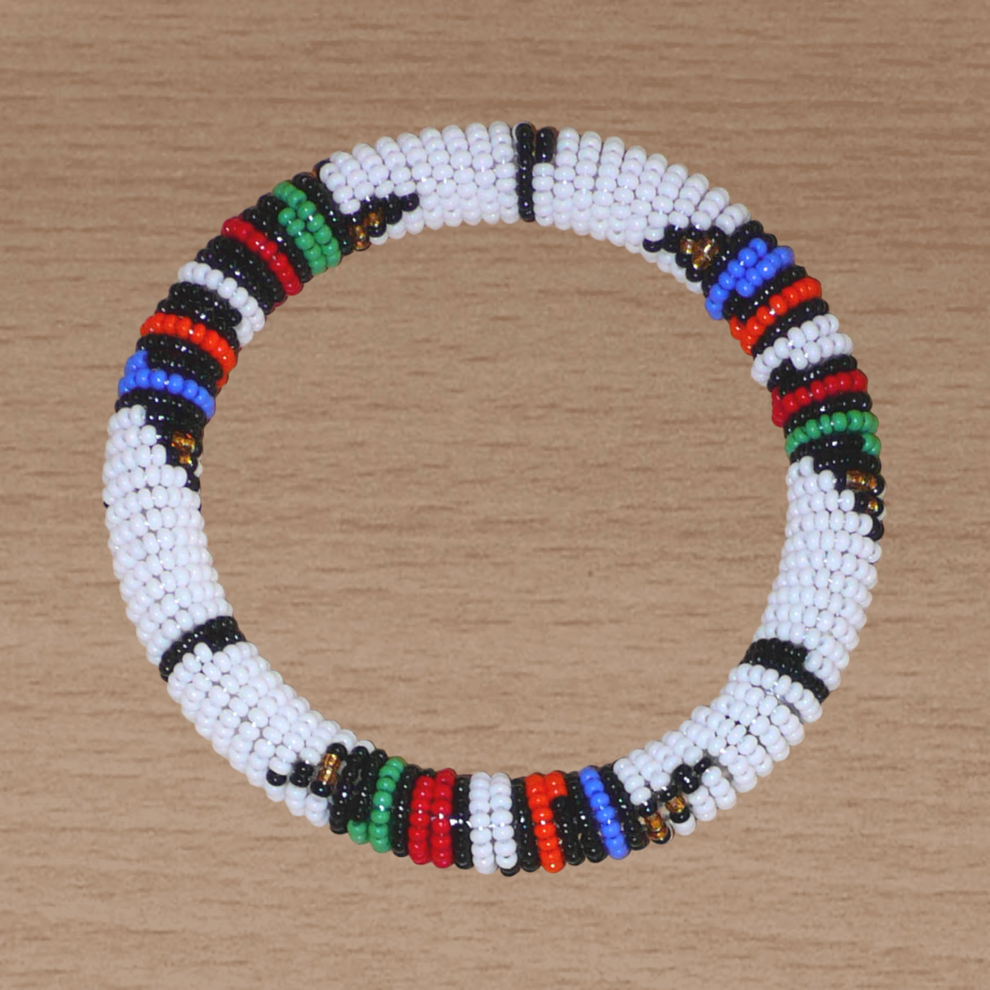 Bracelet africain tubulaire blanc et multicolore à motifs traditionnels zoulous composé de perles de rocaille tissées.