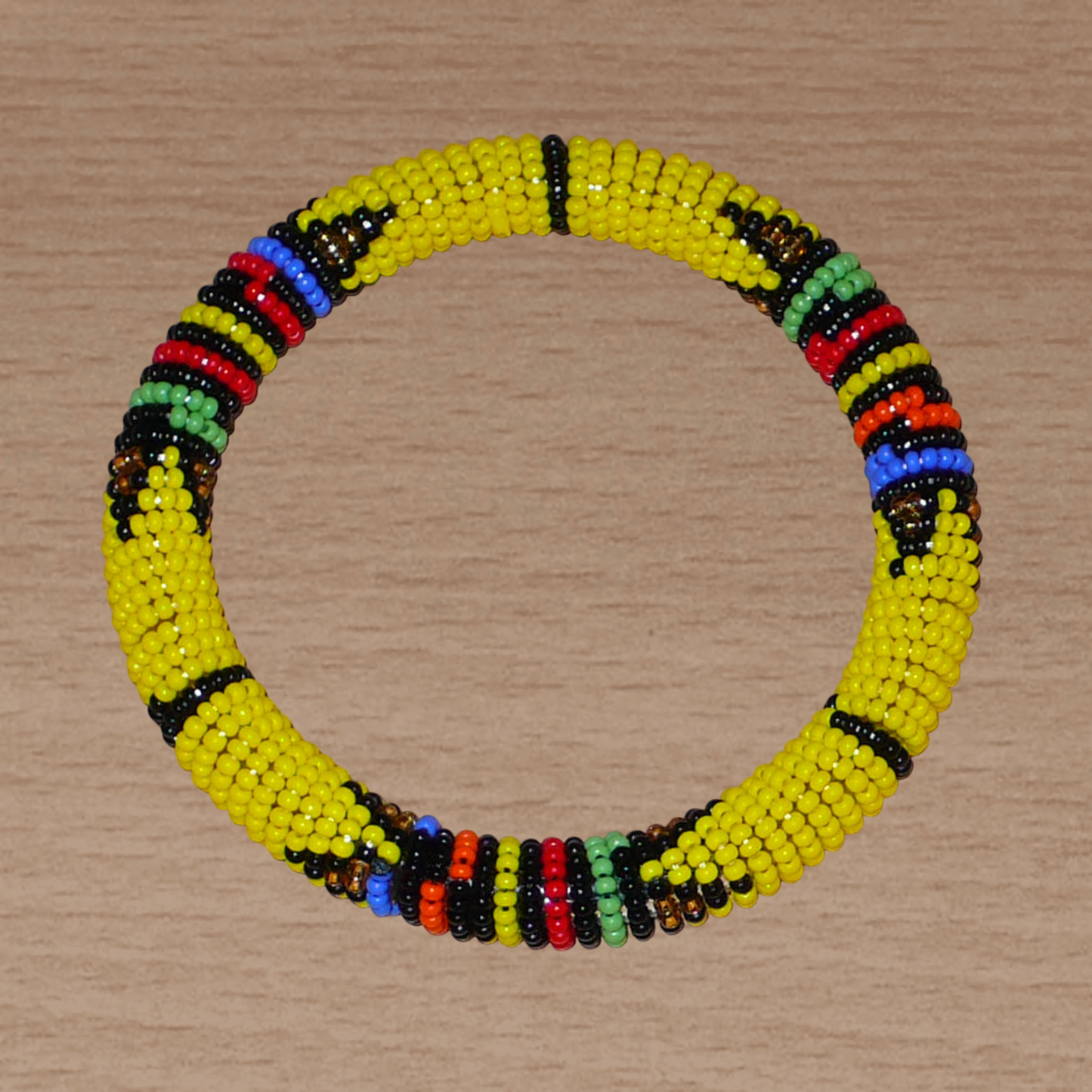 Bracelet africain traditionnel jaune et multicolore à motifs ethniques zoulous composé d'un tissage de perles de rocaille.