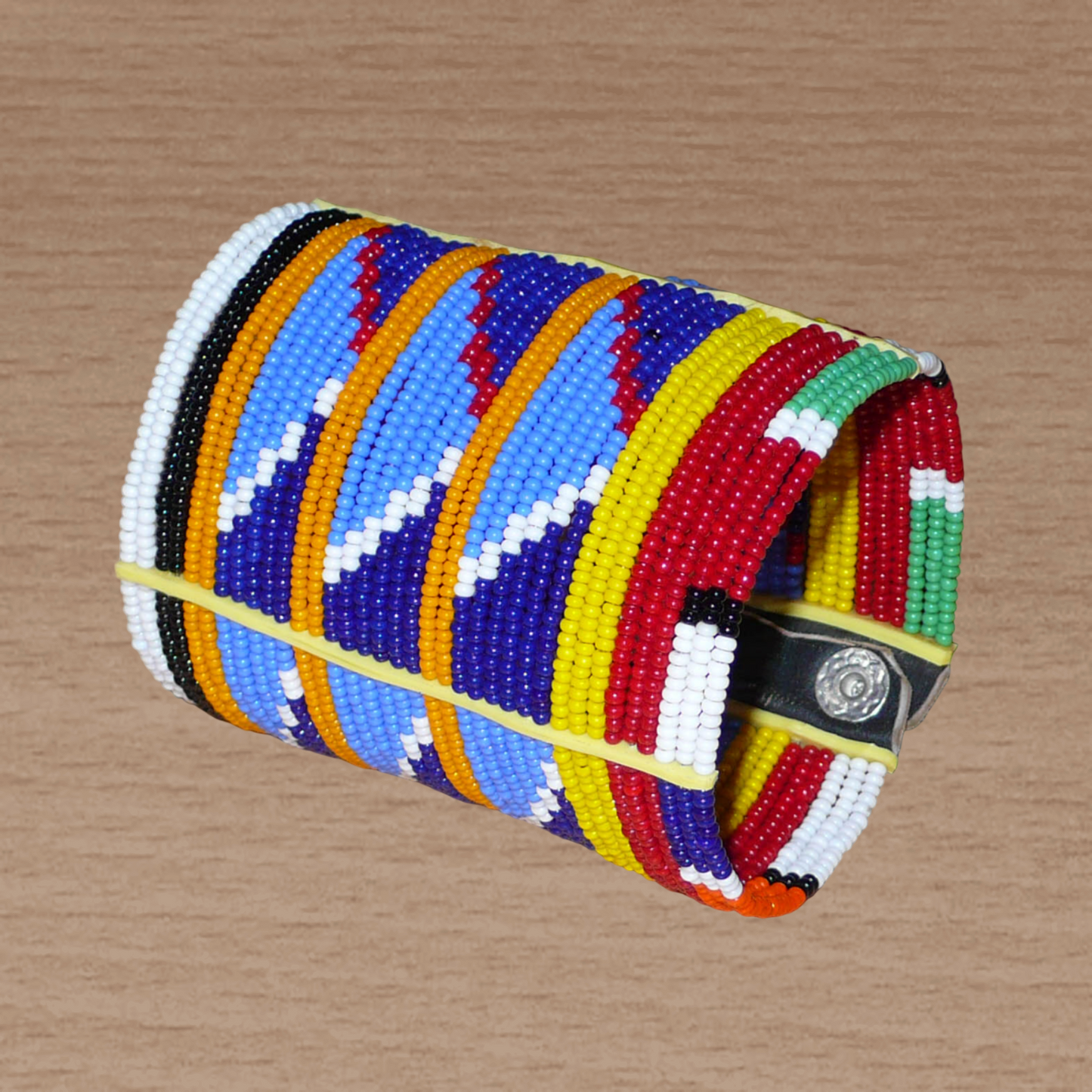 Bracelet africain Massai bleu et multicolore à motifs ethniques traditionnels composé de trente-six rangées de perles de rocaille tissées.