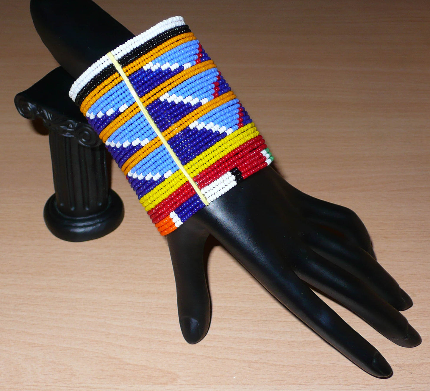 Bracelet africain Massai bleu et multicolore à motifs ethniques traditionnels composé de trente-six rangées de perles de rocaille tissées.