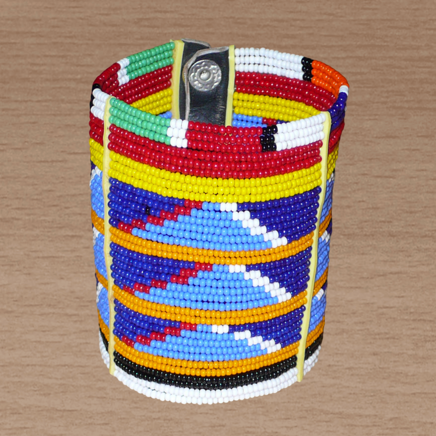 Bracelet africain Massai bleu et multicolore à motifs ethniques traditionnels composé de trente-six rangées de perles de rocaille tissées.