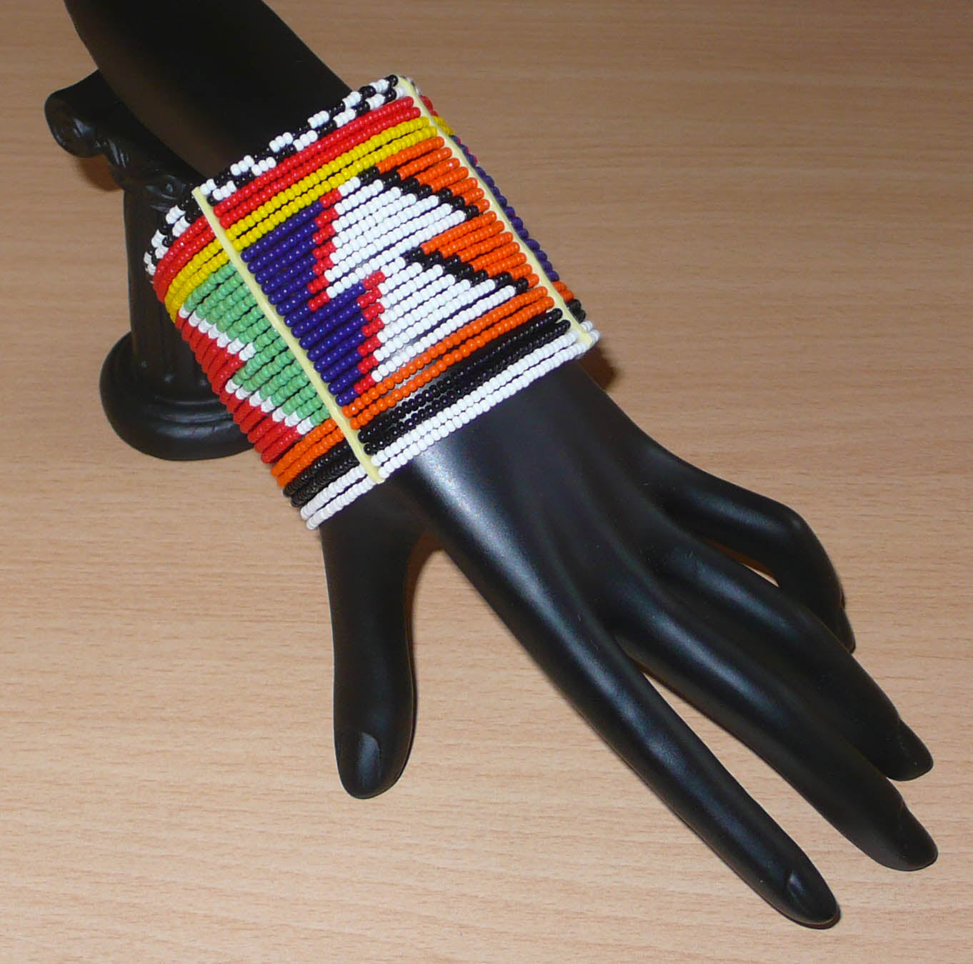 Bracelet africain traditionnel composé de vingt-six rangées de perles multicolores aux couleurs et motifs Massai.