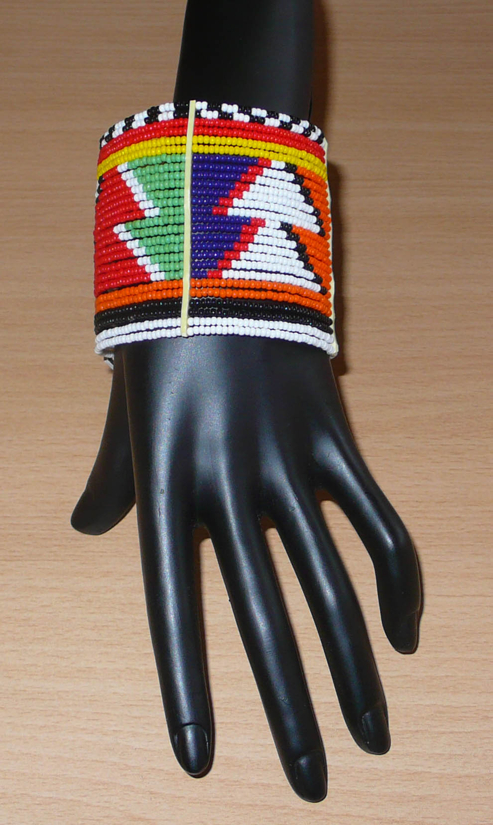 Bracelet africain traditionnel composé de vingt-six rangées de perles multicolores aux couleurs et motifs Massai.