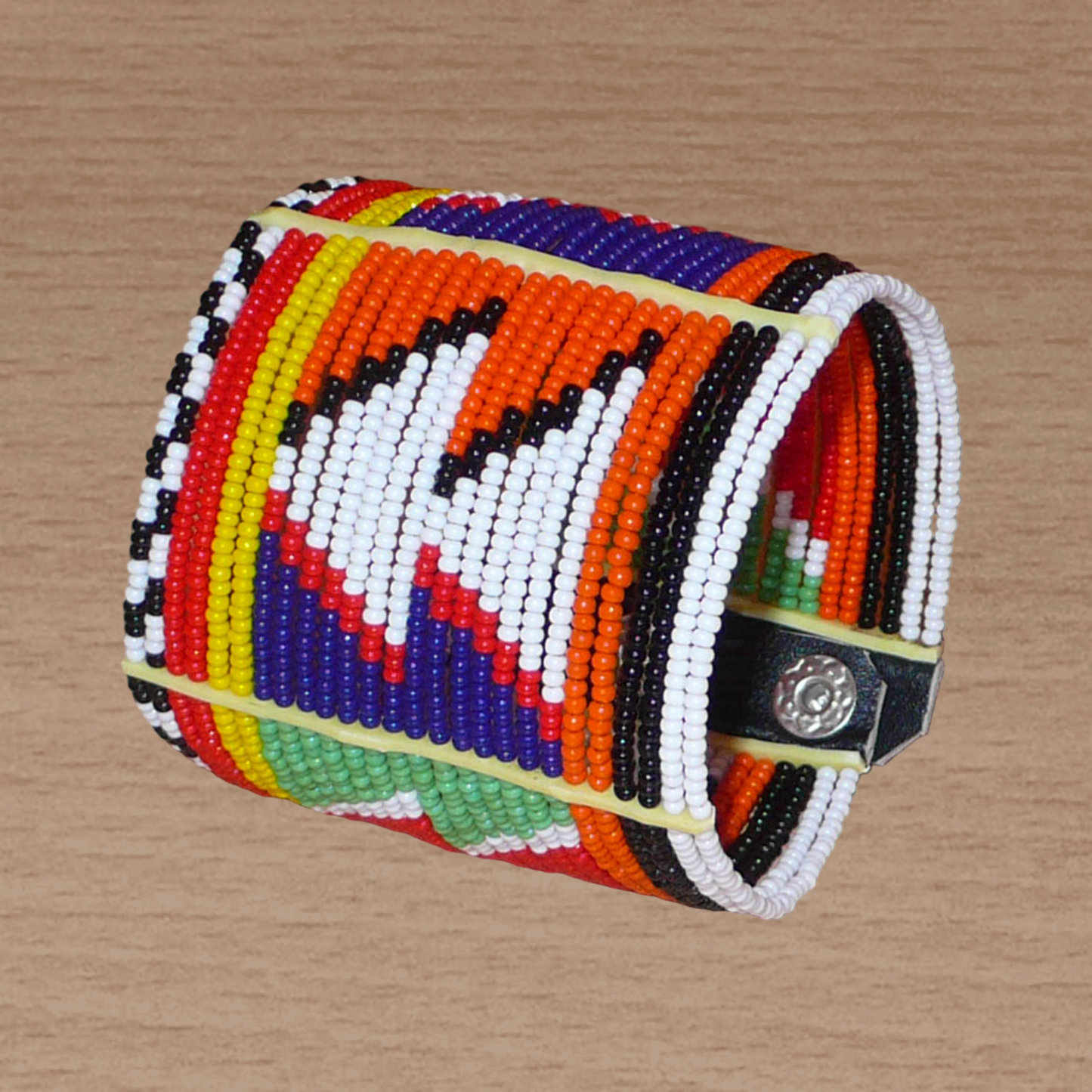 Bracelet africain traditionnel composé de vingt-six rangées de perles multicolores aux couleurs et motifs Massai.