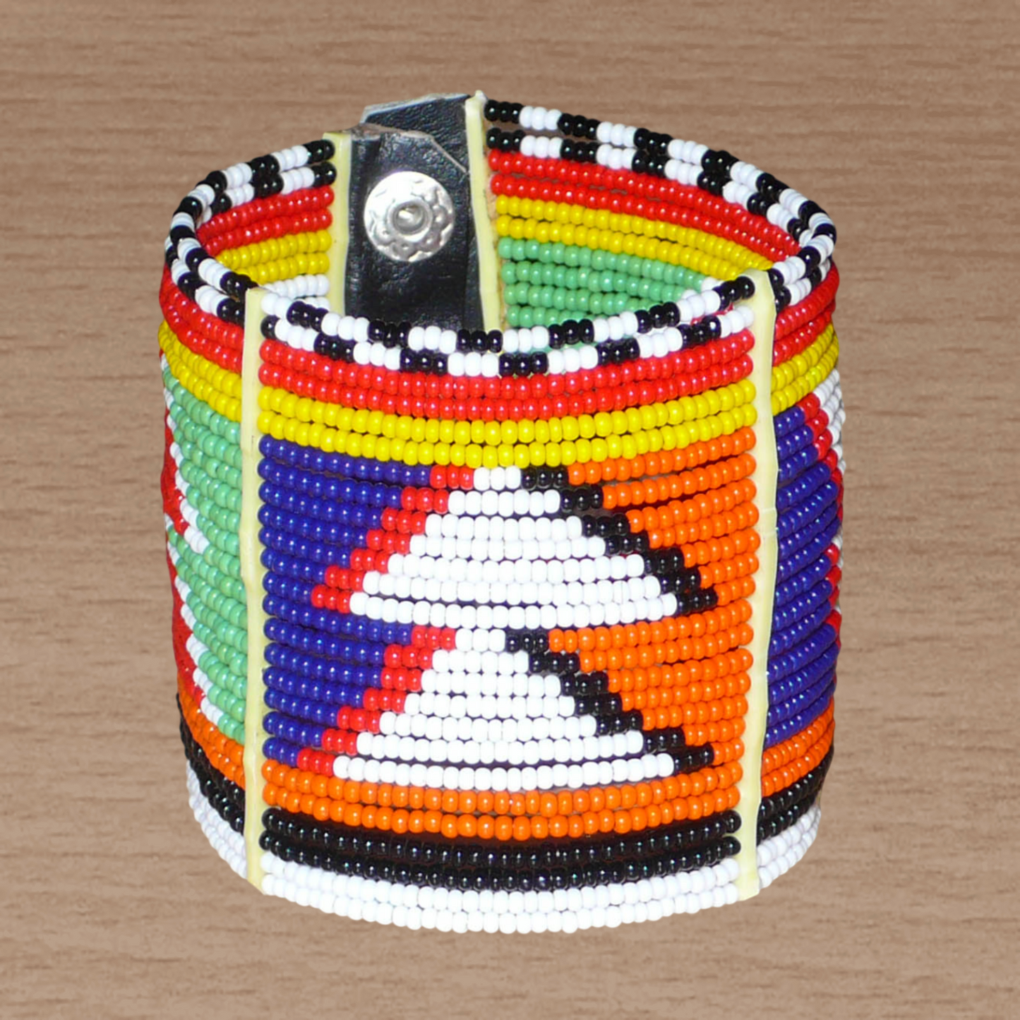 Bracelet africain traditionnel composé de vingt-six rangées de perles multicolores aux couleurs et motifs Massai.