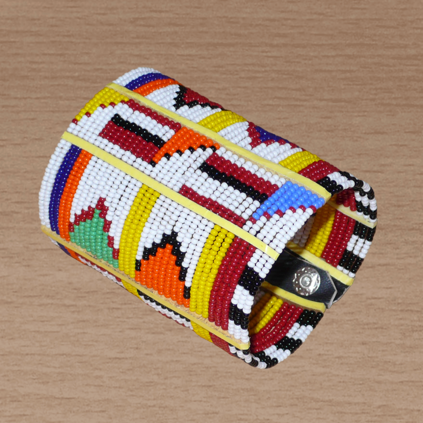 Bracelet africain traditionnel multi-rangs aux couleurs vives et motifs géométriques Massai composé de trente-six rangées de perles de rocaille blanches et multicolores.
