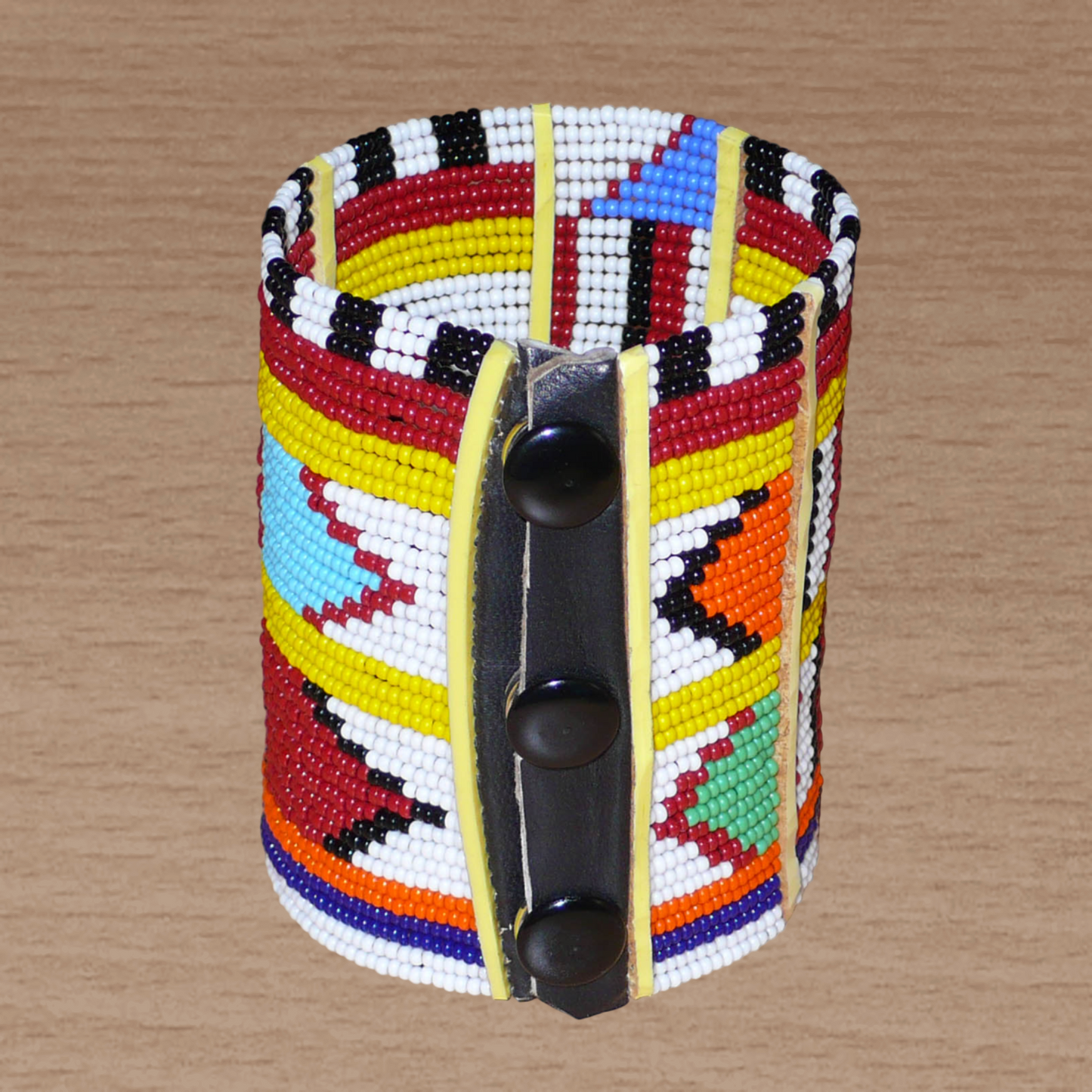 Bracelet africain traditionnel multi-rangs aux couleurs vives et motifs géométriques Massai composé de trente-six rangées de perles de rocaille blanches et multicolores.