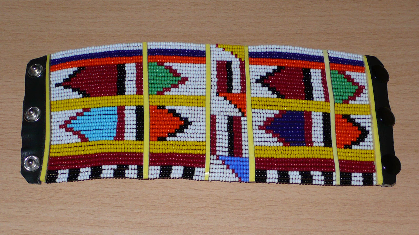 Bracelet africain traditionnel multi-rangs aux couleurs vives et motifs géométriques Massai composé de trente-six rangées de perles de rocaille blanches et multicolores.