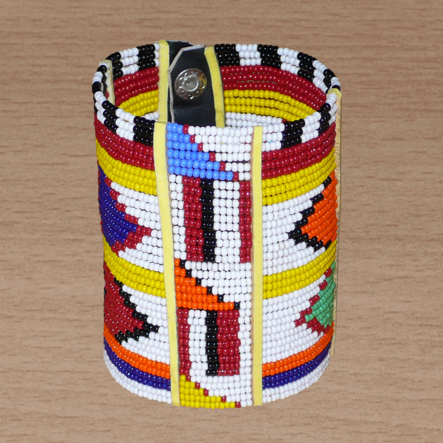 Bracelet africain traditionnel multi-rangs aux couleurs vives et motifs géométriques Massai composé de trente-six rangées de perles de rocaille blanches et multicolores.