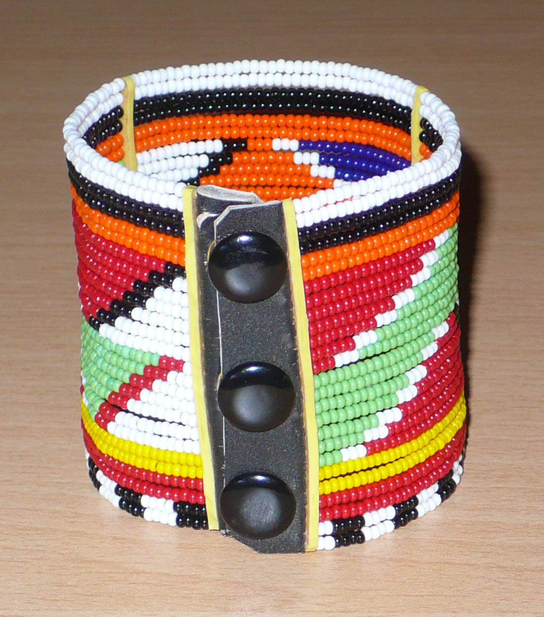 Bracelet africain ethnique multi-rangs composée de perles de rocaille aux couleurs et motifs traditionnels Massai.
