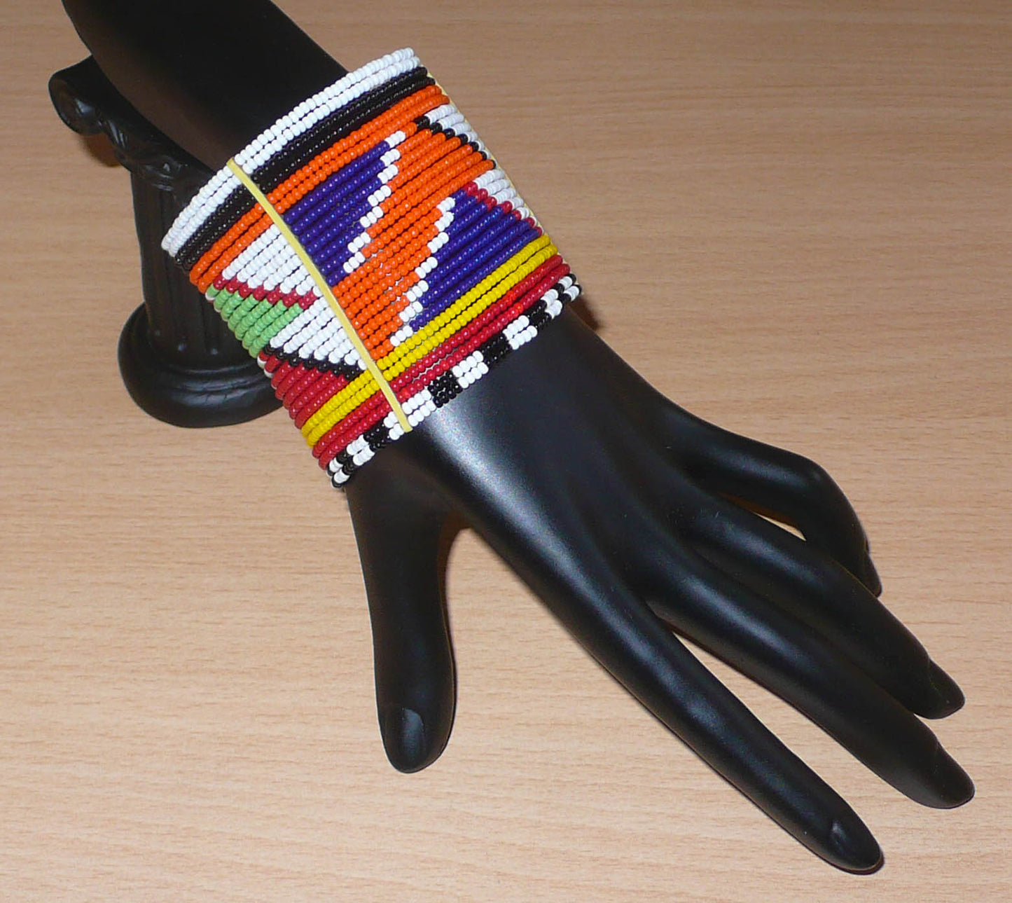 Bracelet africain ethnique multi-rangs composée de perles de rocaille aux couleurs et motifs traditionnels Massai.
