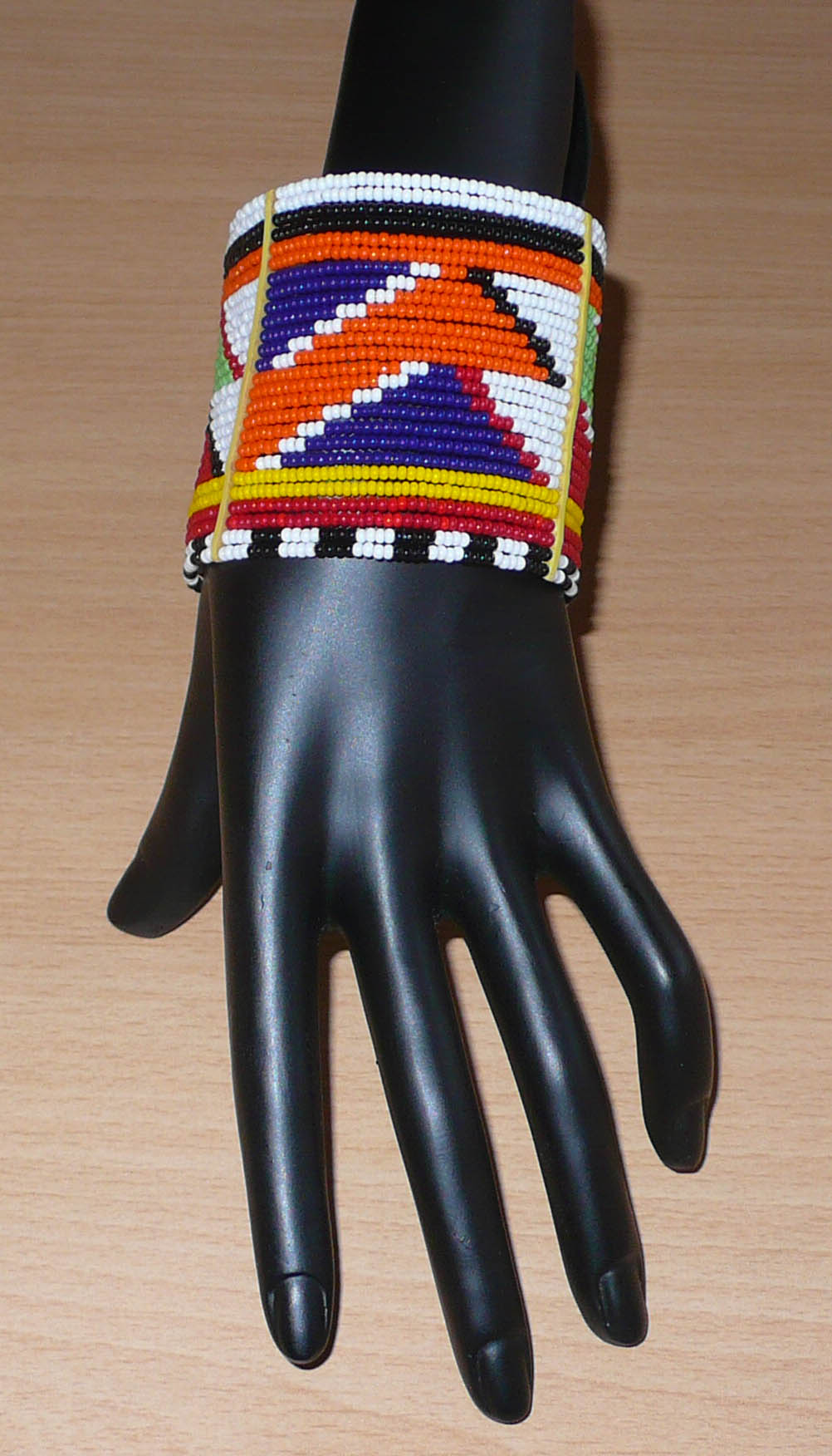 Bracelet africain ethnique multi-rangs composée de perles de rocaille aux couleurs et motifs traditionnels Massai.