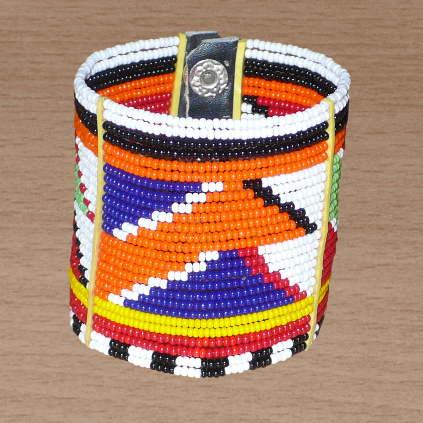 Bracelet africain ethnique multi-rangs composée de perles de rocaille aux couleurs et motifs traditionnels Massai.