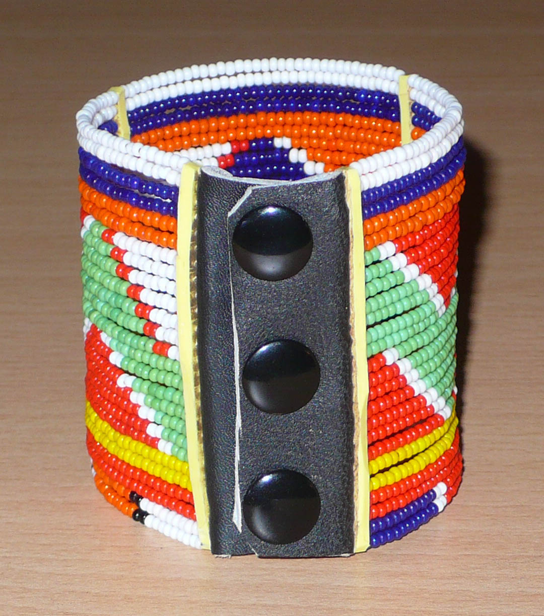 Bracelet africain multi-rangs de tradition Massai composé de vingt-six rangées de perles multicolores aux motifs ethniques géométriques.