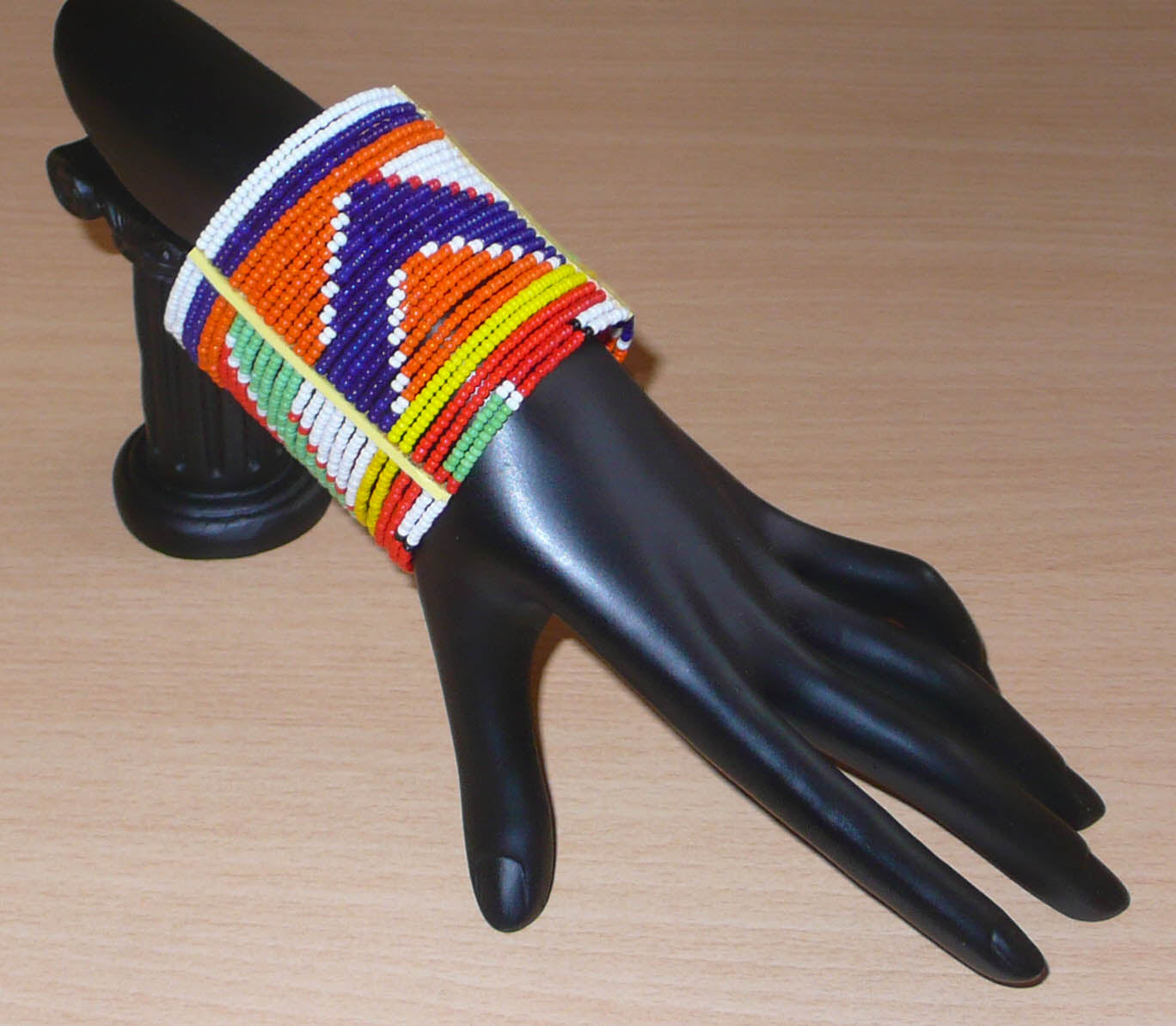 Bracelet africain multi-rangs de tradition Massai composé de vingt-six rangées de perles multicolores aux motifs ethniques géométriques.