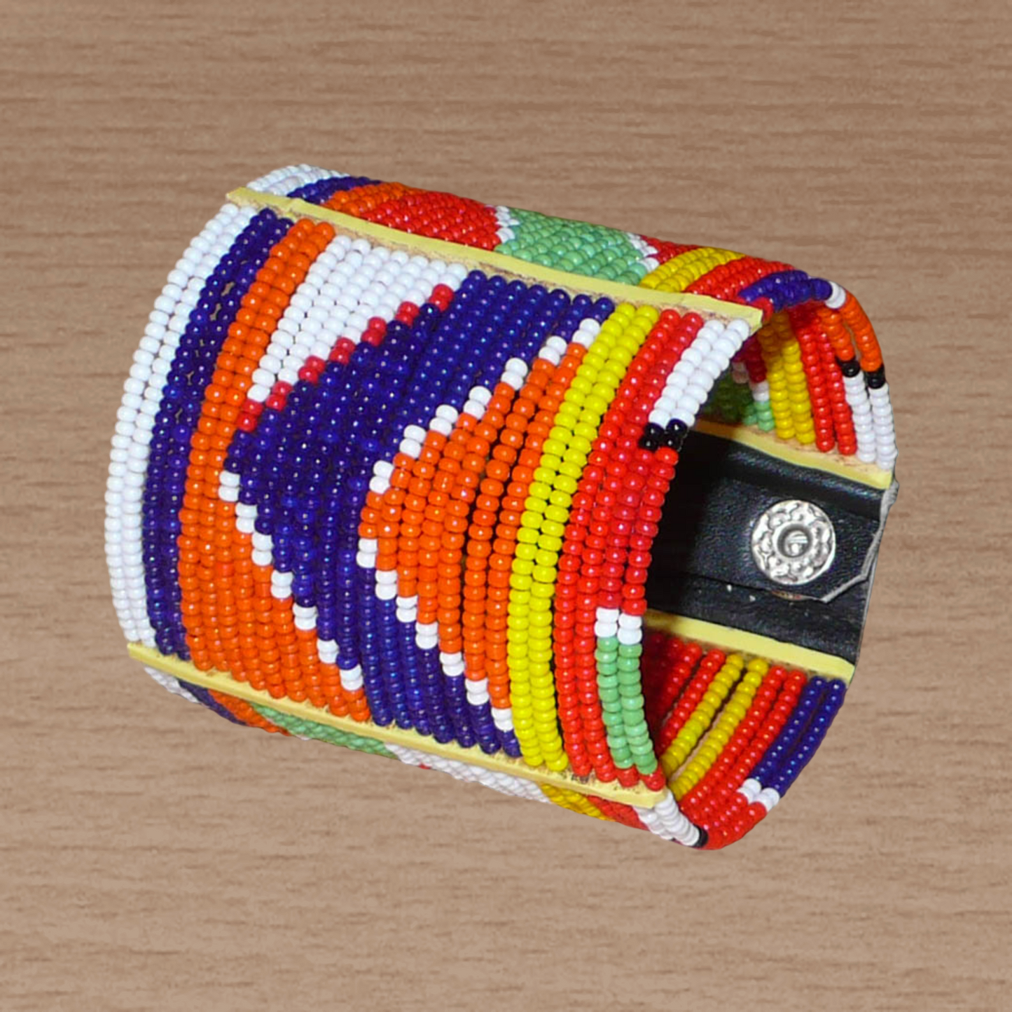 Bracelet africain multi-rangs de tradition Massai composé de vingt-six rangées de perles multicolores aux motifs ethniques géométriques.