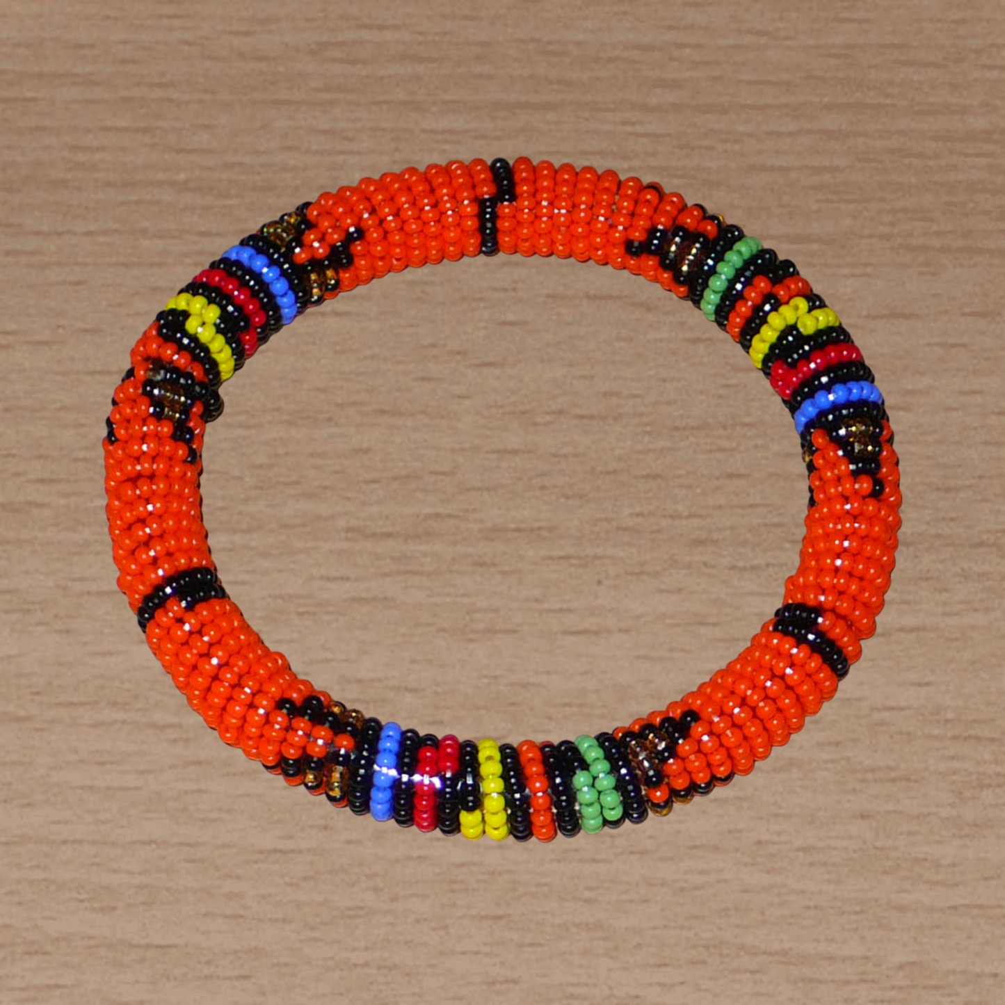 Bracelet africain traditionnel orange et multicolore à motifs ethniques zoulous composé de perles de rocaille tissées.