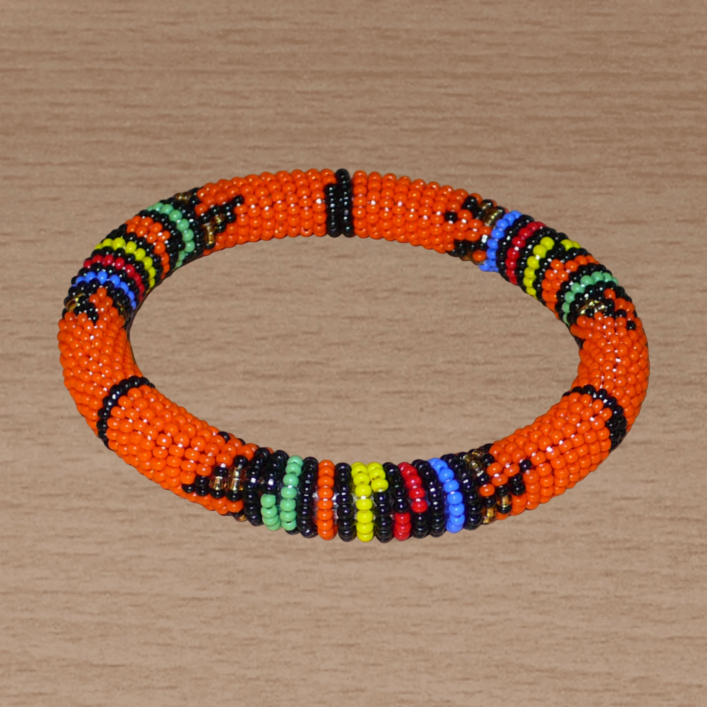 Bracelet africain traditionnel orange et multicolore à motifs ethniques zoulous composé de perles de rocaille tissées.