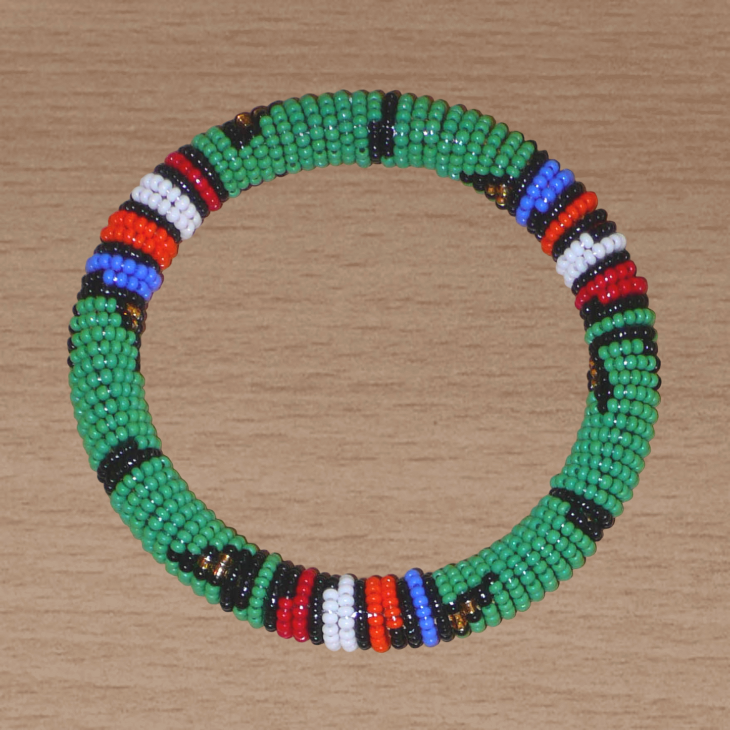 Bracelet africain tubulaire vert et multicolore à motifs ethniques traditionnels zoulous composé de perles de rocaille tissées.