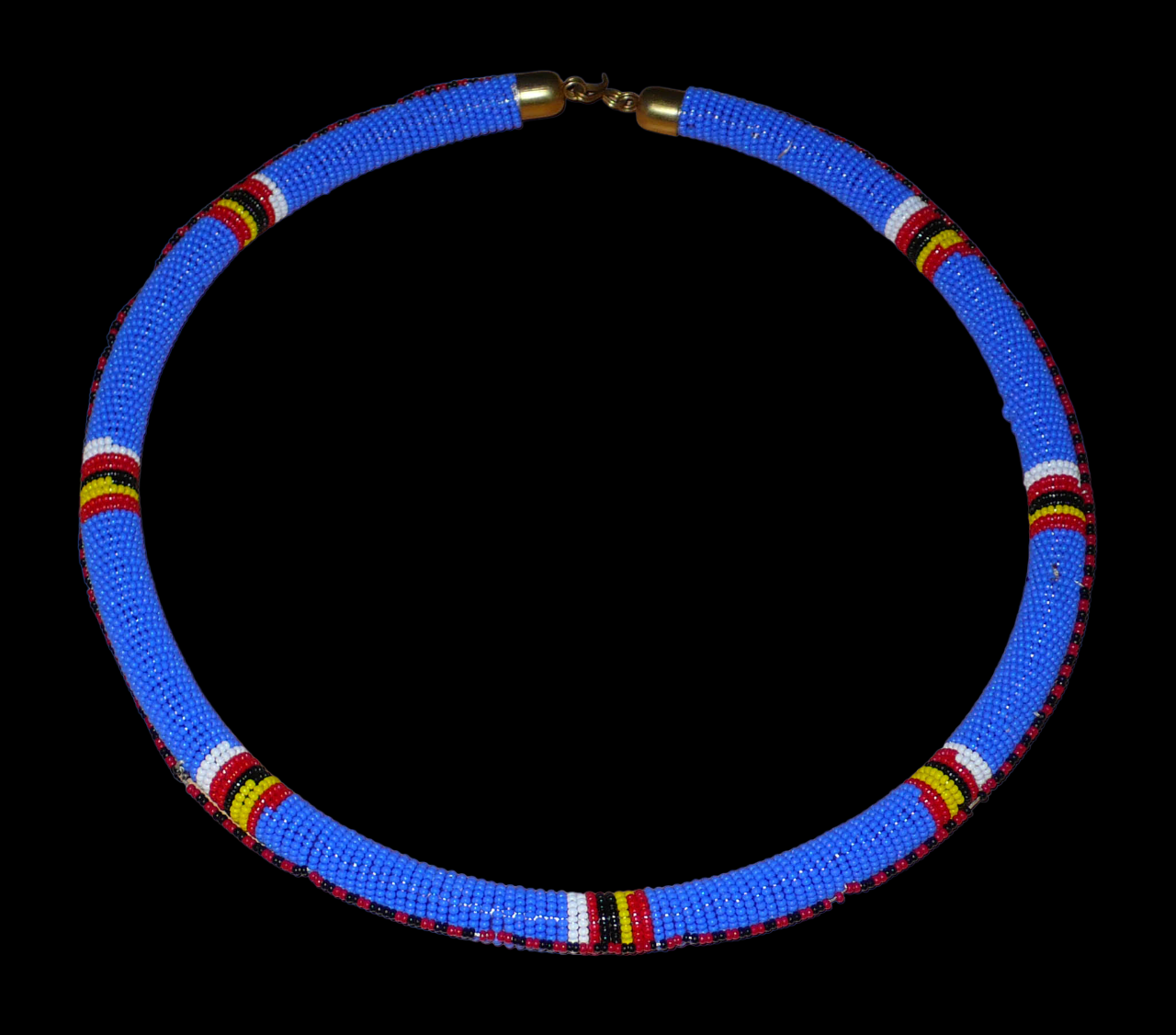 Collier africain Massai tubulaire composé de perles de rocaille principalement bleues, décoré de motifs ethniques perlés.