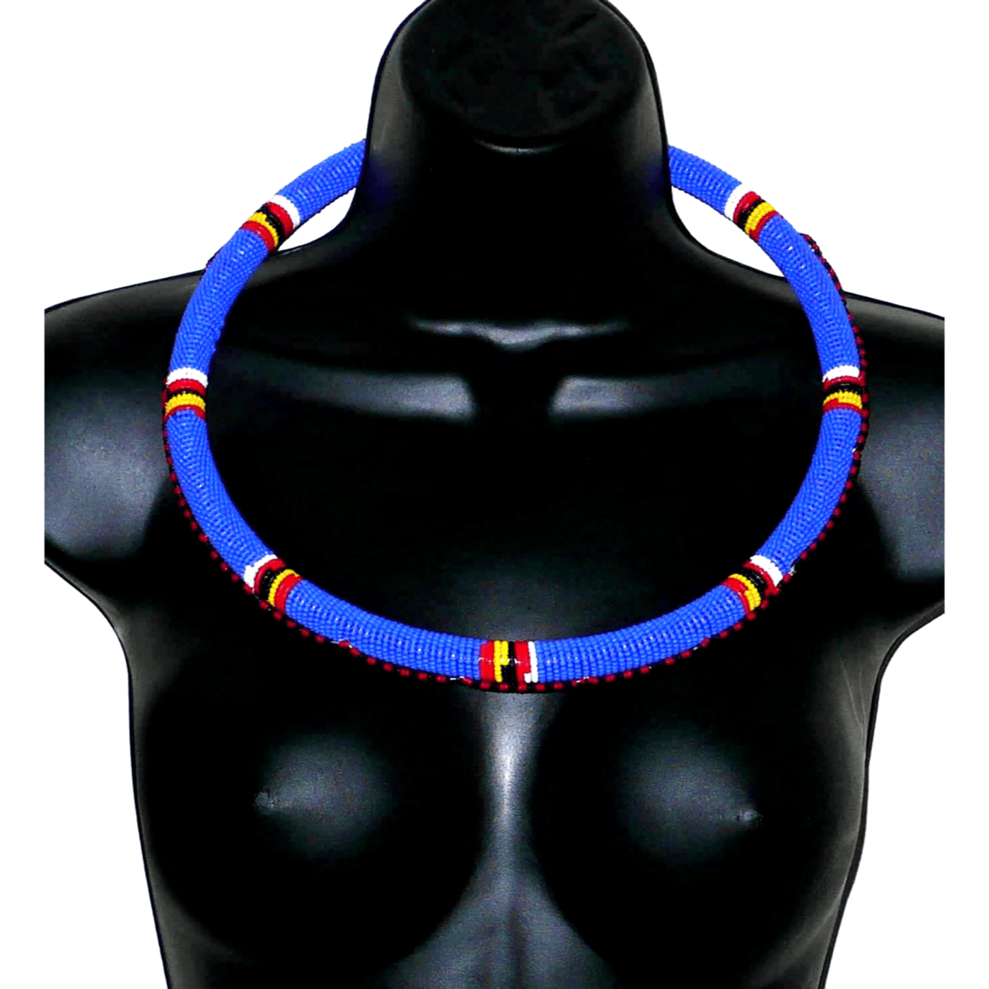 Collier africain Massai tubulaire composé de perles de rocaille principalement bleues, décoré de motifs ethniques perlés.