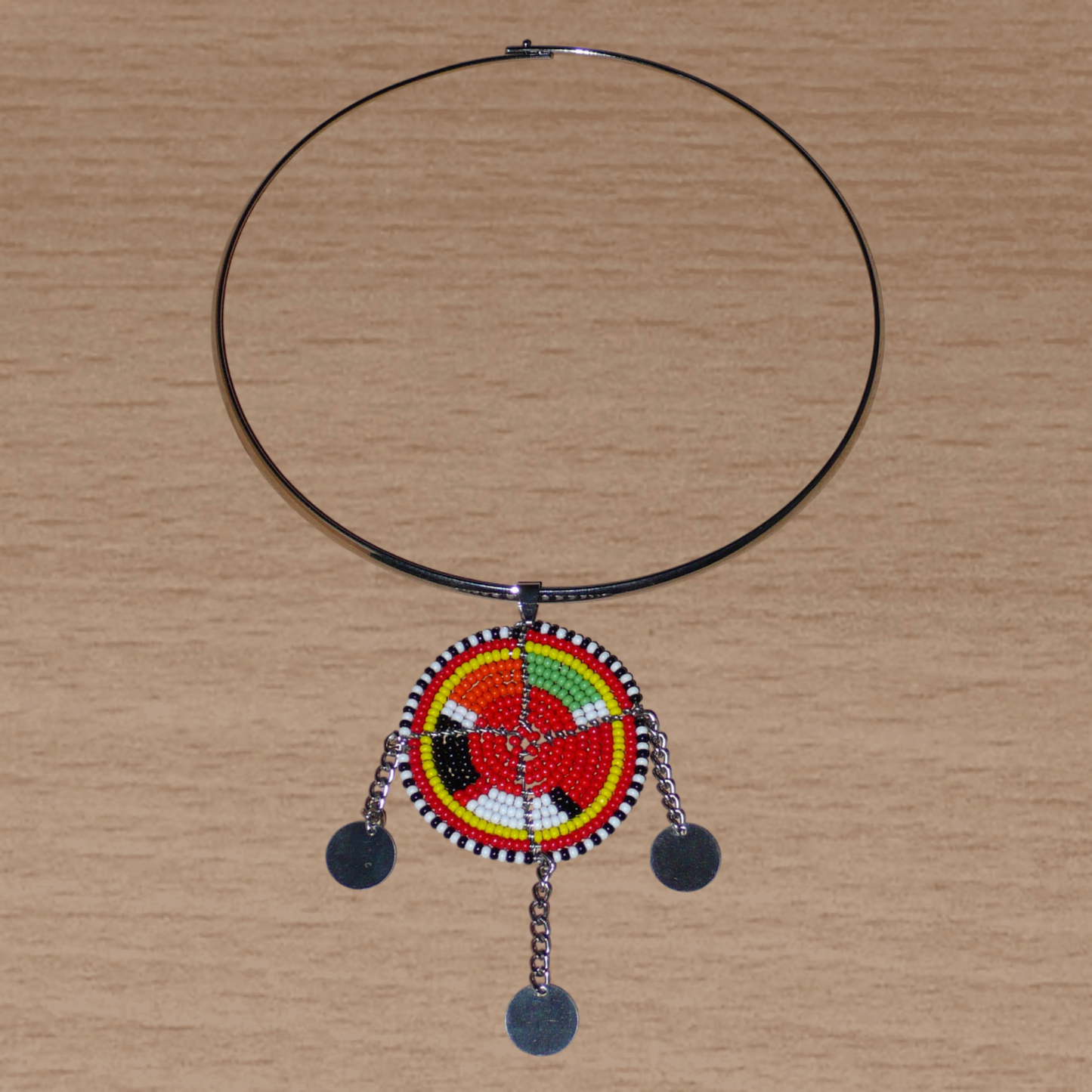 Collier africain contemporain en laiton orné d'un pendentif tribal Massai fait de perles de rocaille multicolores et de disques métalliques.