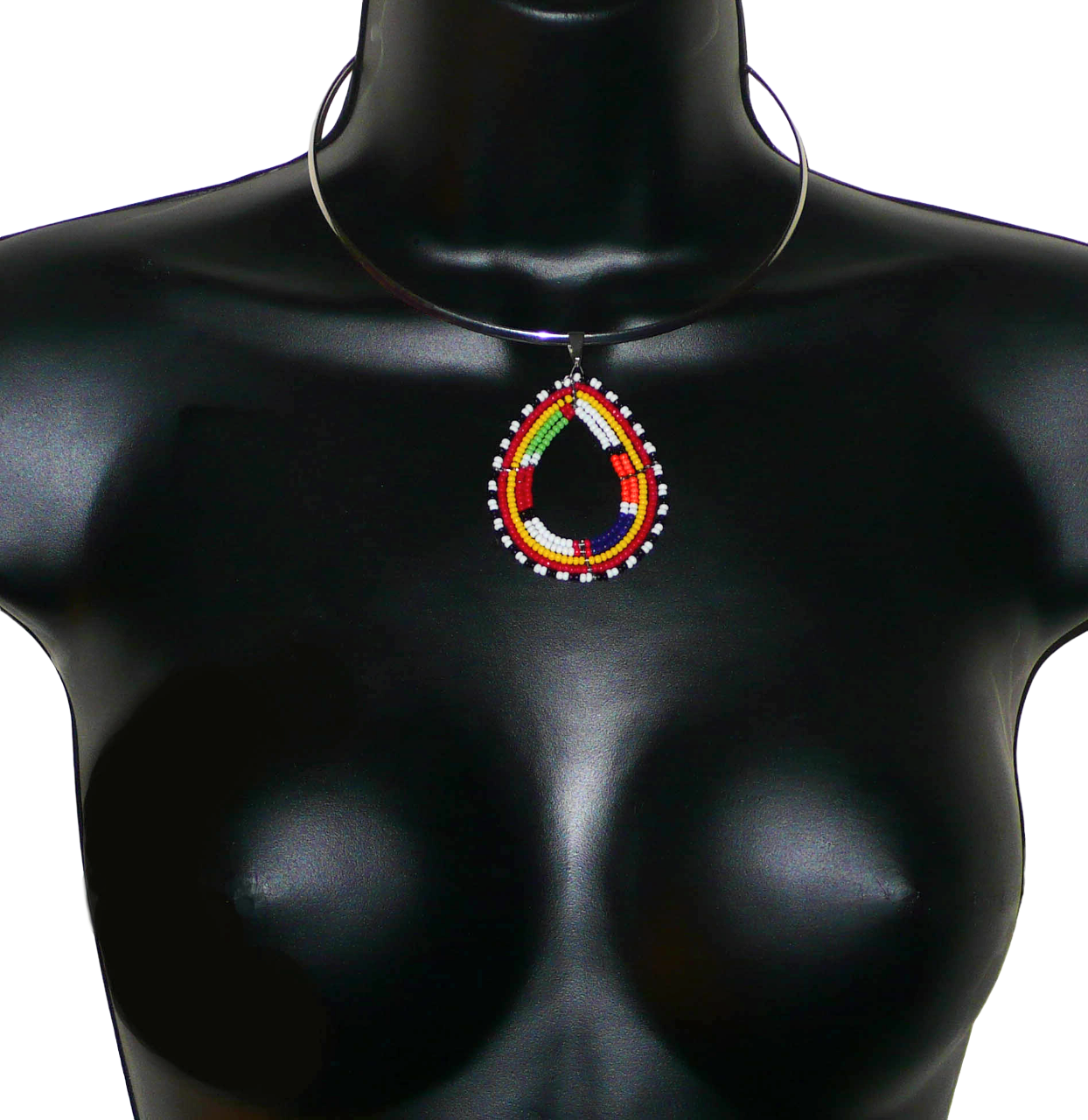 Alliance de tradition Massai et de modernité, ce collier ethnique chic se compose d'un ras de cou en laiton orné d'un pendentif en forme de goutte fait de perles de rocaille multicolores.