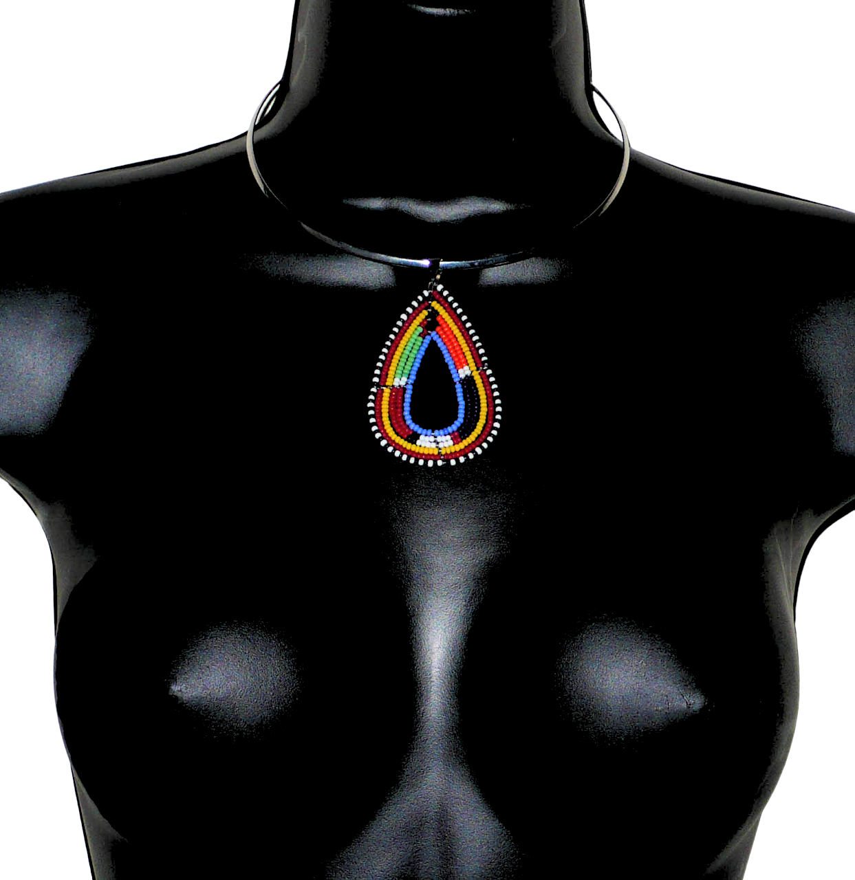 Collier africain composé d'un ras de cou en laiton rehaussé d'un pendentif aux couleurs et motifs Massai fait de perles de rocaille bleues et multicolores montées en goutte.