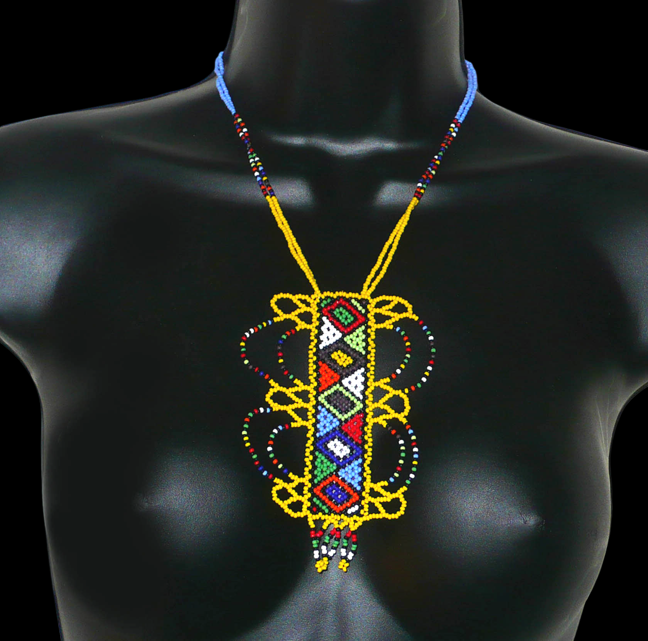 Collier africain jaune orné d'un long pendentif décoré de motifs ethniques zoulous multicolores composé de perles de rocaille.