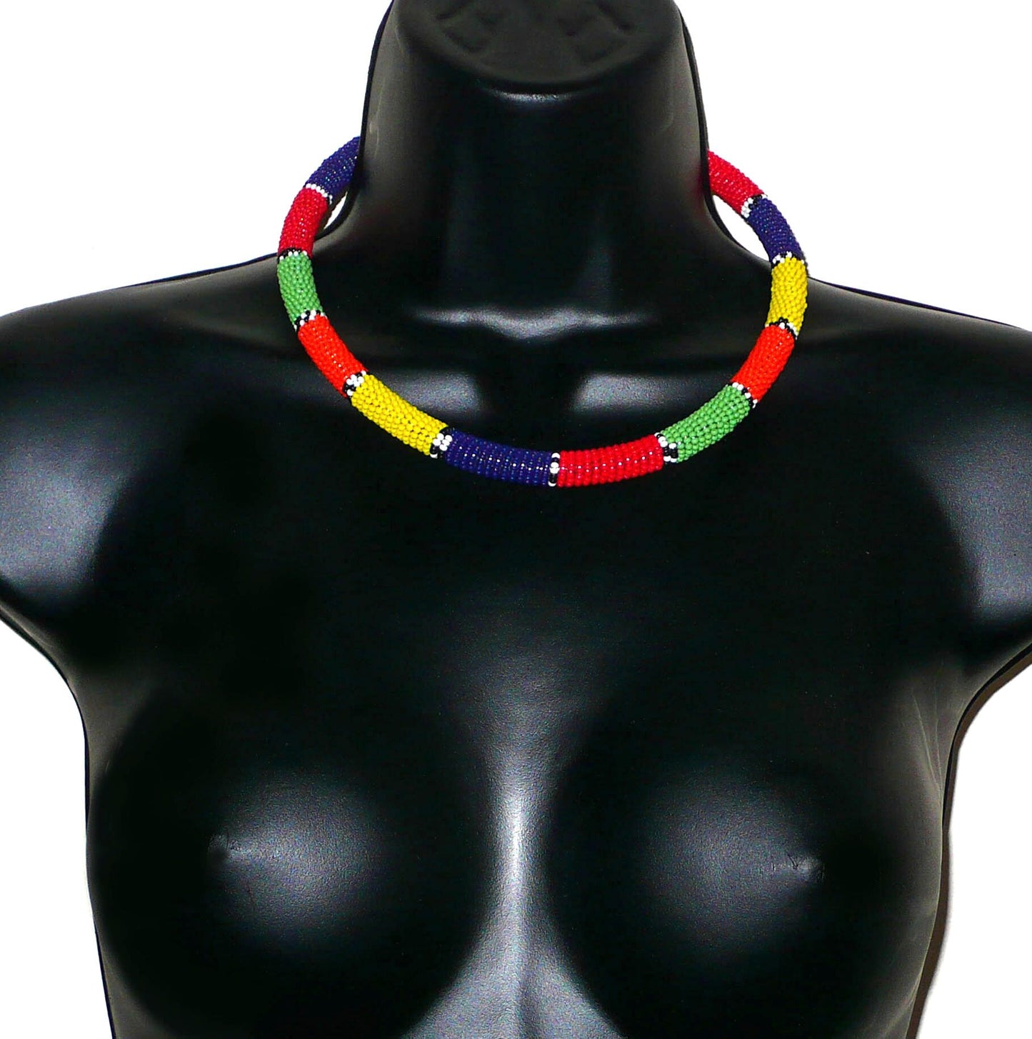 Collier sud-africain tubulaire de tradition zouloue composé de perles de rocaille multicolores.