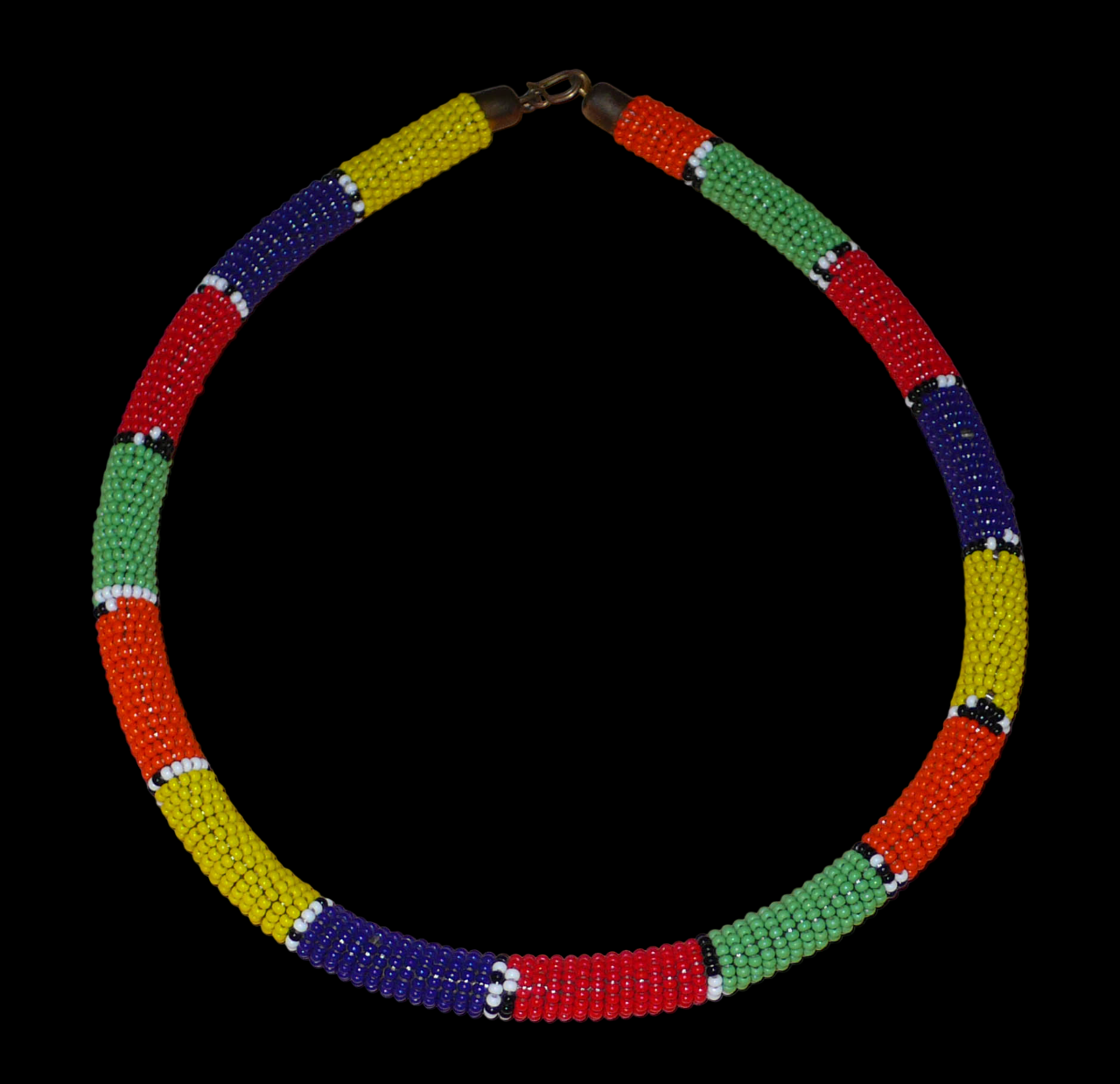 Collier sud-africain tubulaire de tradition zouloue composé de perles de rocaille multicolores.
