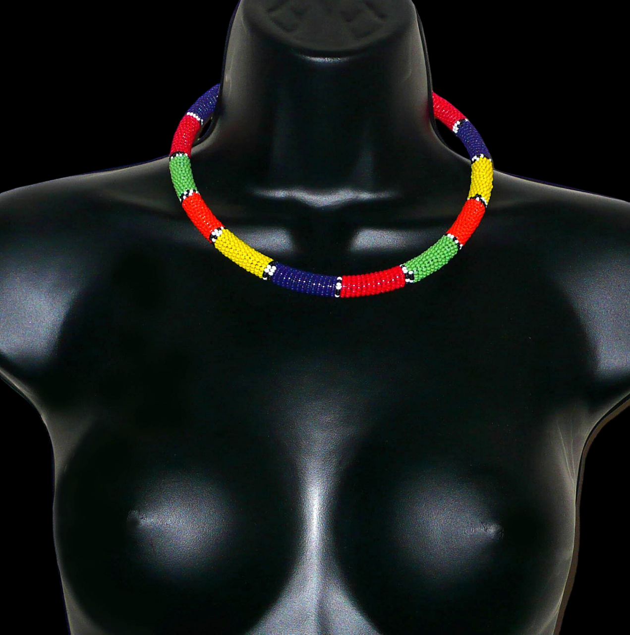 Collier sud-africain tubulaire de tradition zouloue composé de perles de rocaille multicolores.