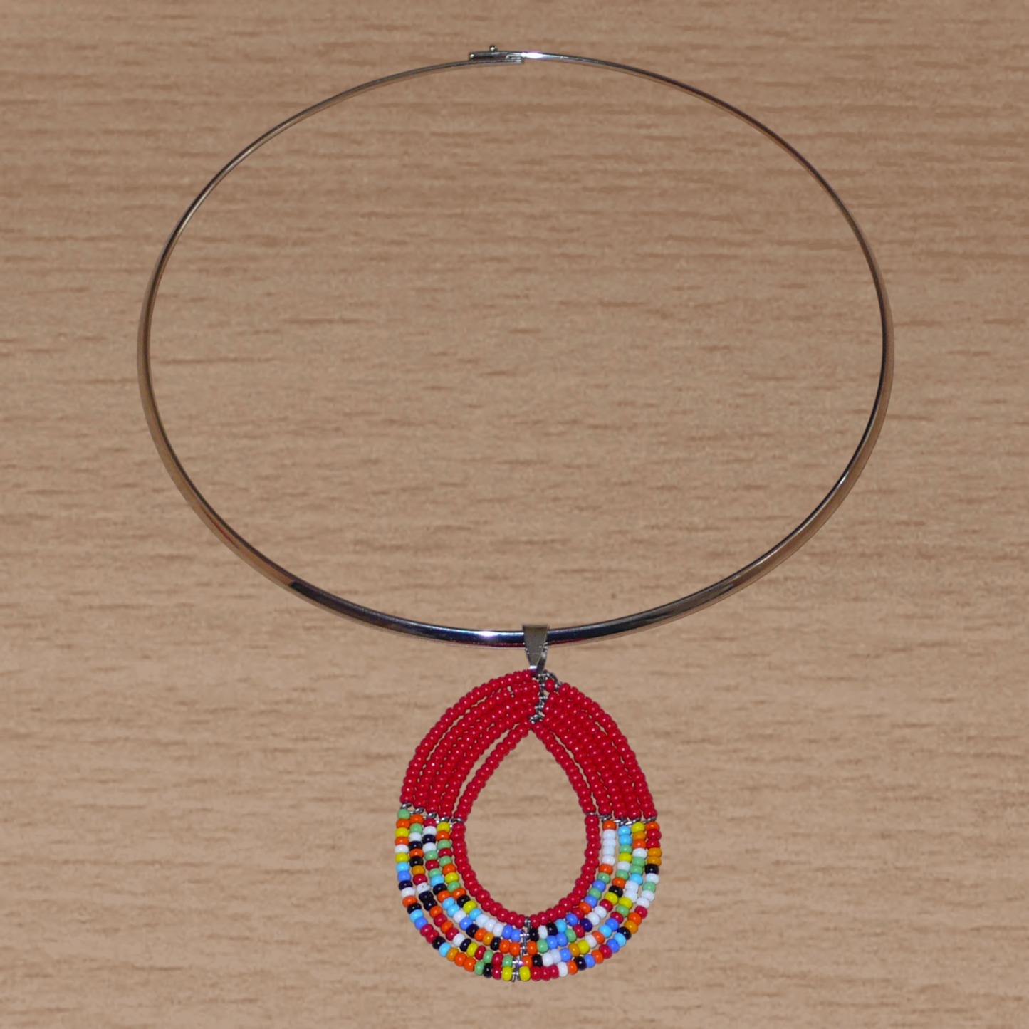 Collier ras de cou avec pendentif rouge et multicolore en perles de rocaille.