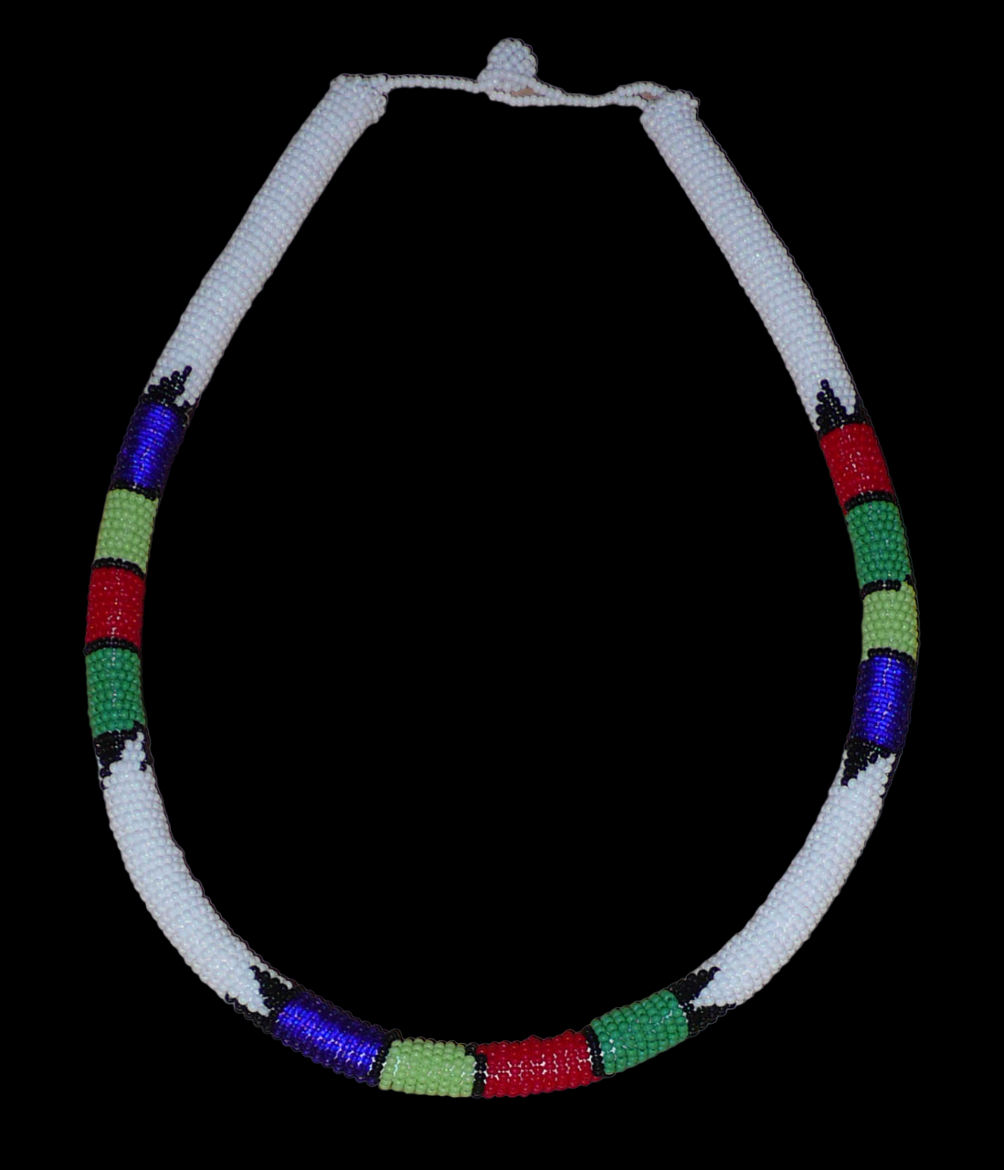Collier africain tubulaire blanc et multicolore fabriqué en Afrique du Sud composé de perles de rocaille enroulées autour d'un tube en plastique.