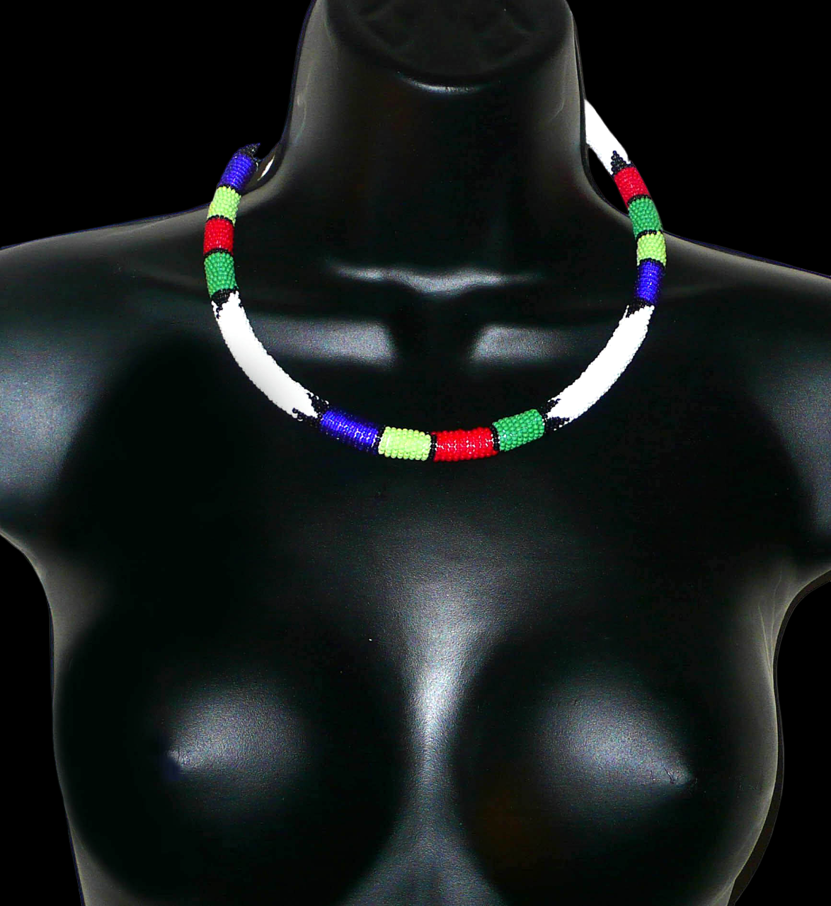 Collier africain tubulaire blanc et multicolore fabriqué en Afrique du Sud composé de perles de rocaille enroulées autour d'un tube en plastique.
