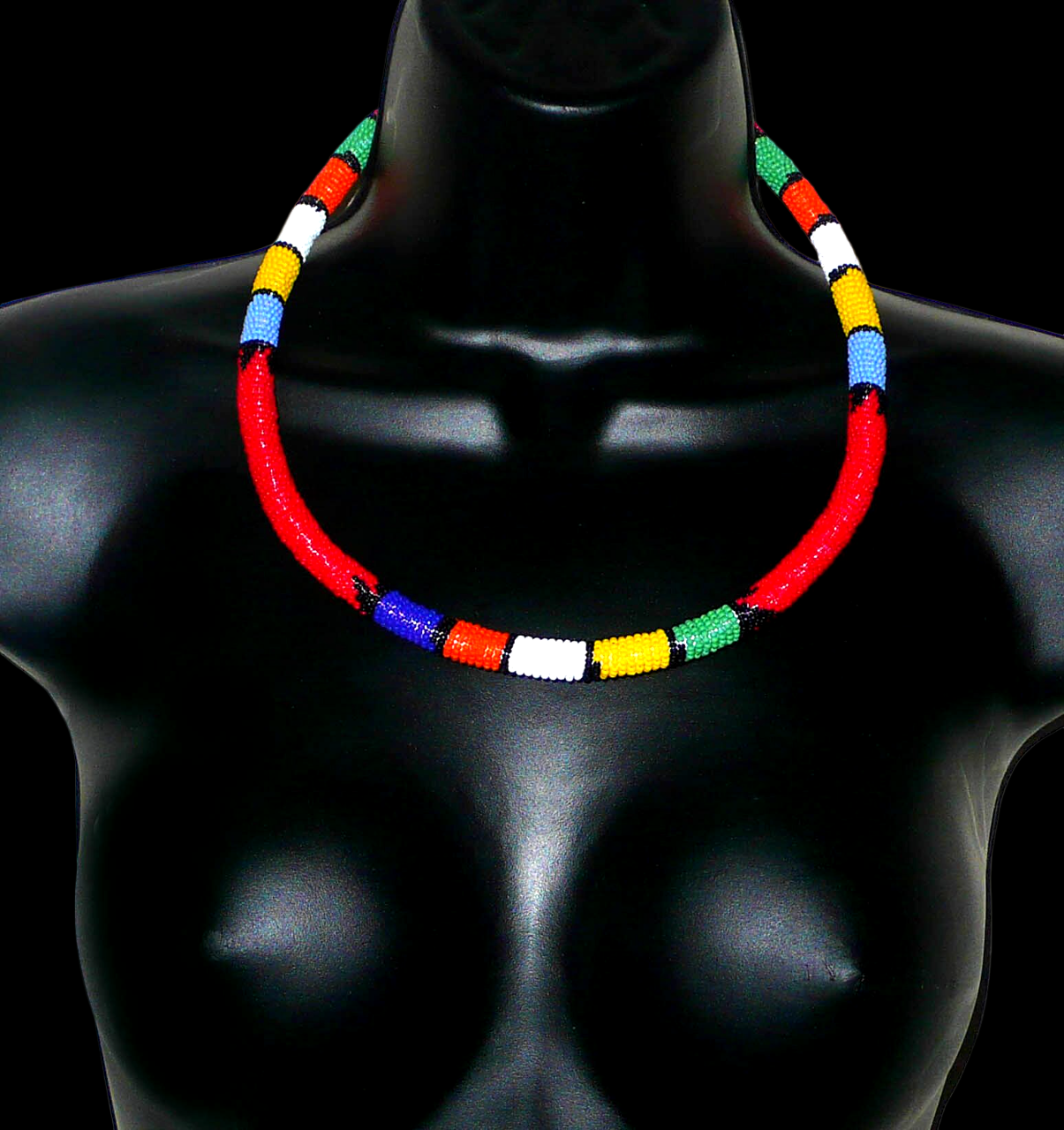 Collier africain traditionnel rouge à motifs zoulous multicolores fabriqué en Afrique du Sud ; il se compose de perles de rocaille enroulées autour d'un tube en plastique.