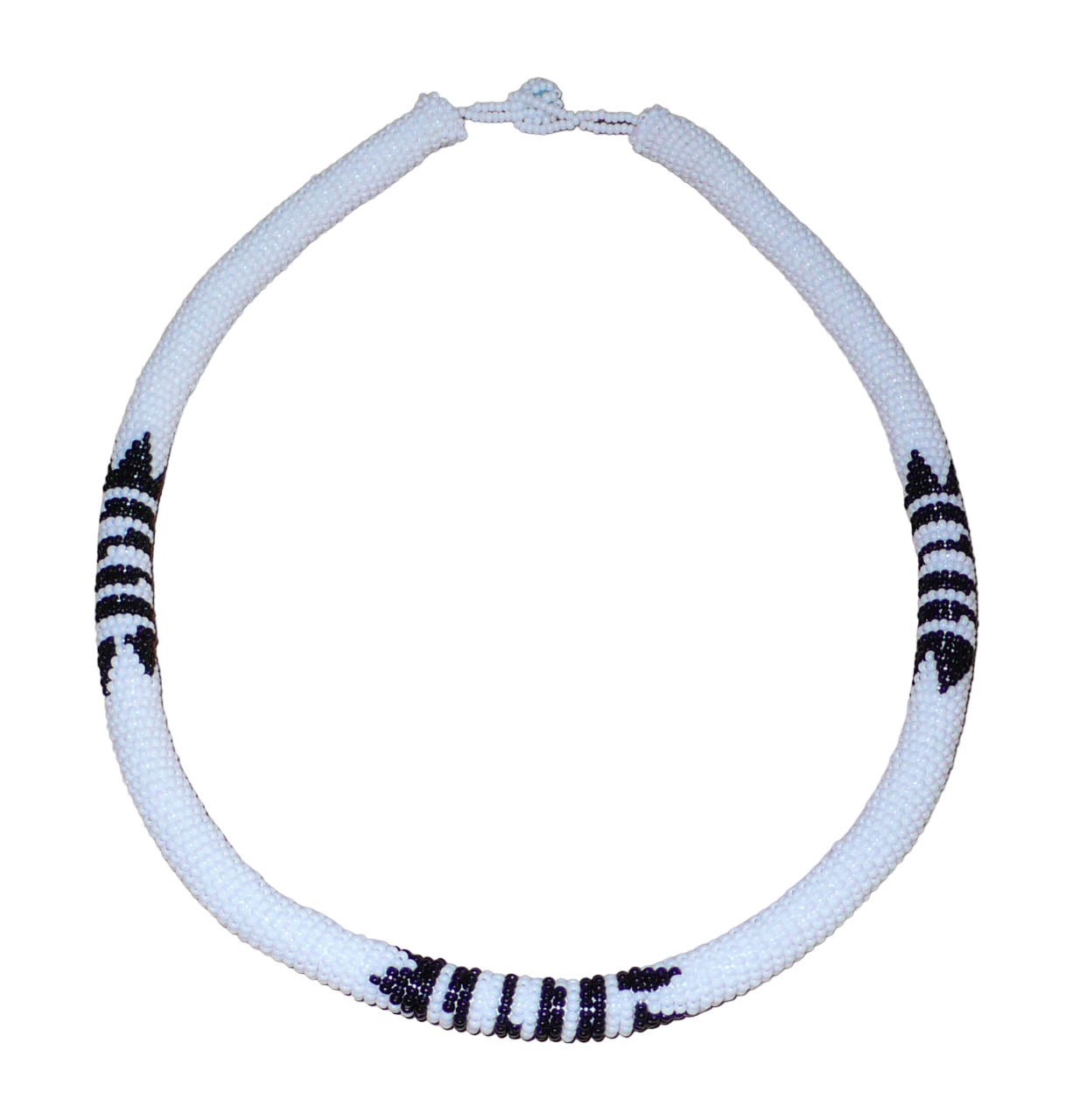 Collier africain zoulou blanc à motifs ethniques traditionnels noirs composé perles de rocaille tissées et enroulées autour d'un tube.