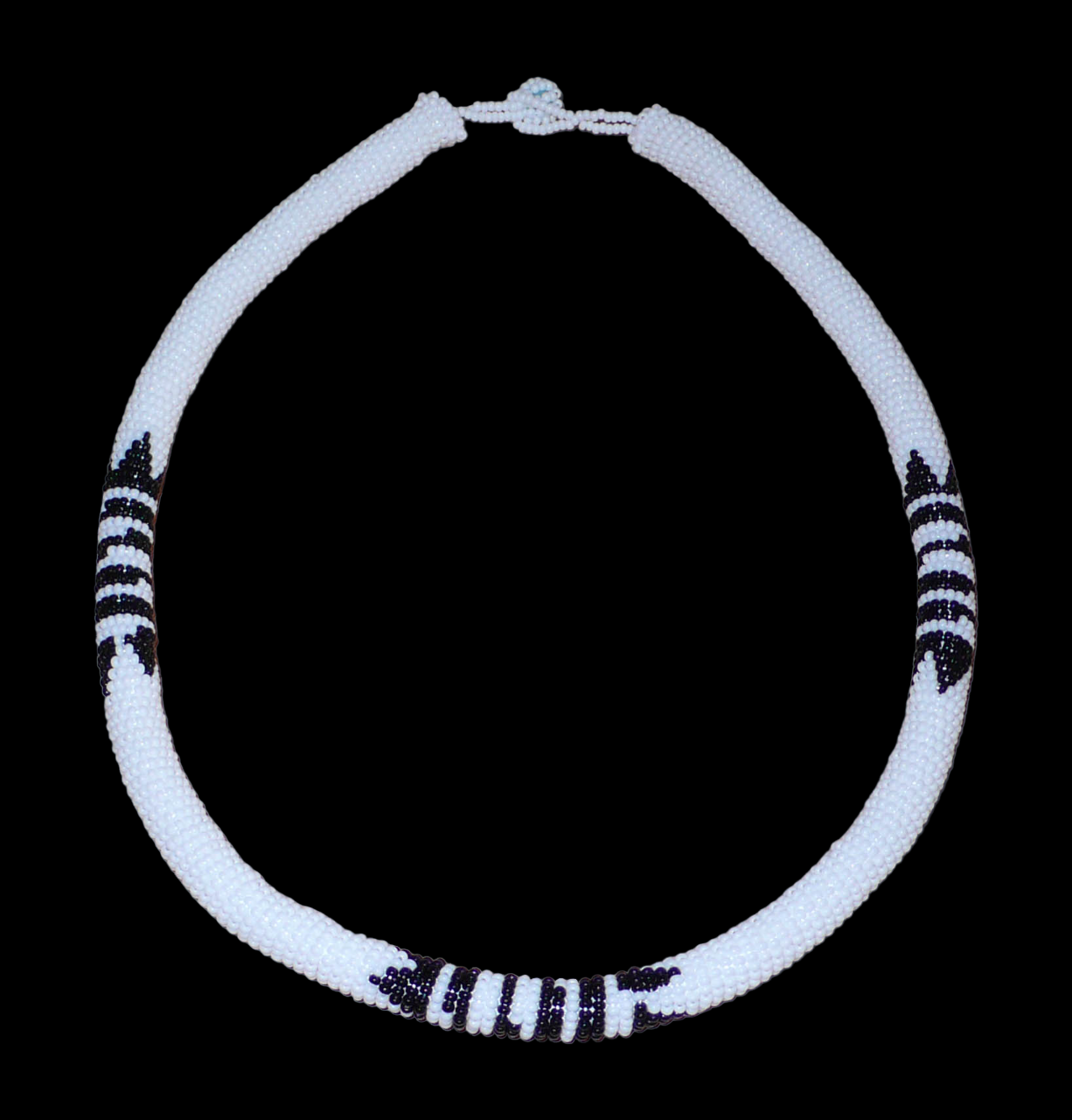 Collier africain zoulou blanc à motifs ethniques traditionnels noirs composé perles de rocaille tissées et enroulées autour d'un tube.