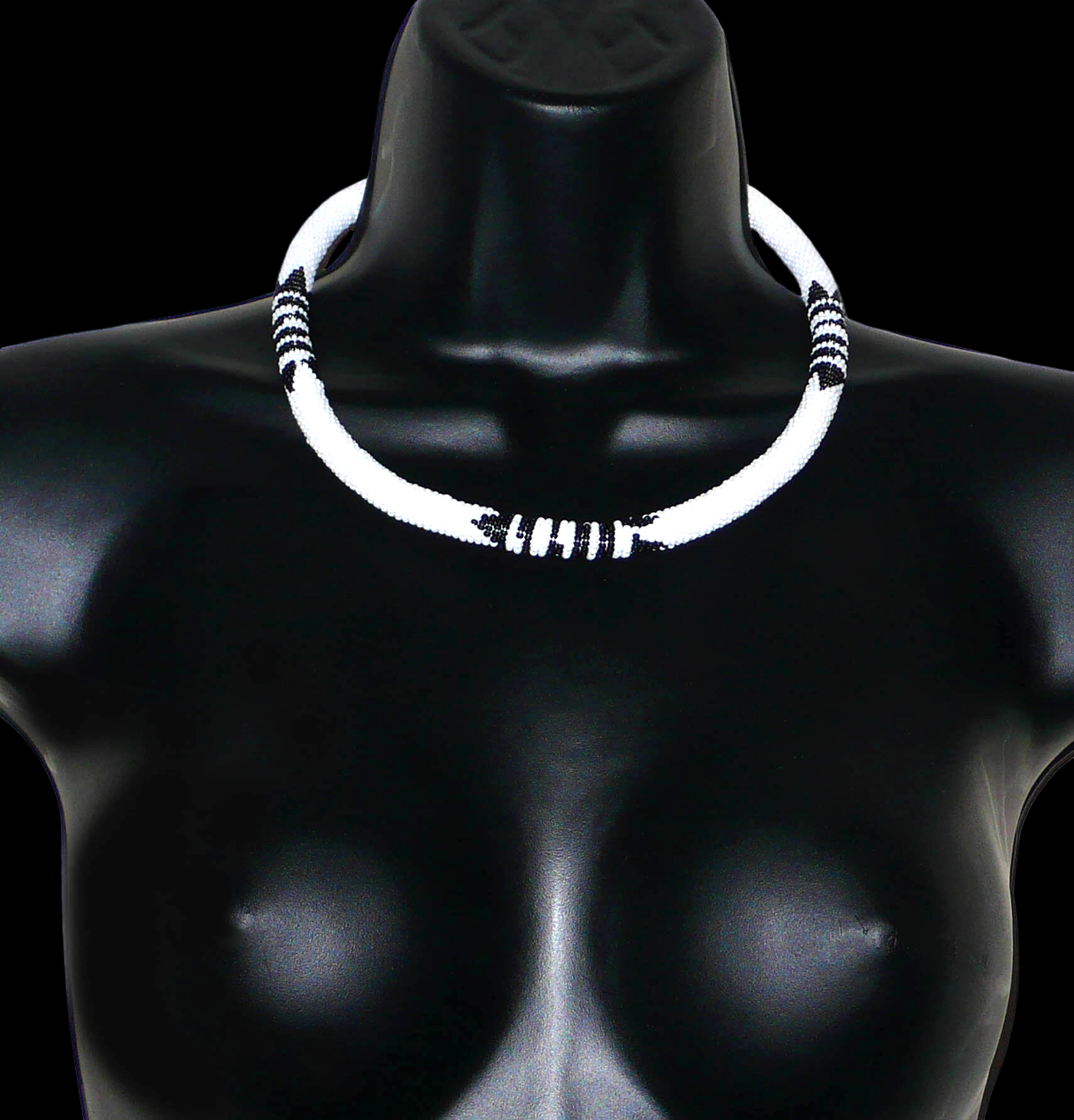 Collier africain zoulou blanc à motifs ethniques traditionnels noirs composé perles de rocaille tissées et enroulées autour d'un tube.