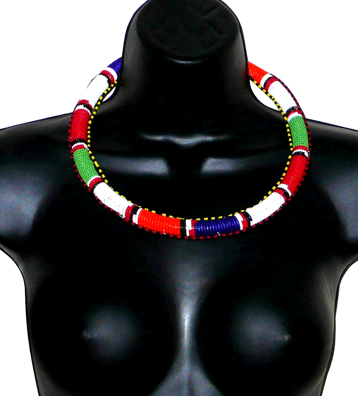 Collier africain tribal à motifs traditionnels Massai composé de perles de rocaille principalement rouges, vertes, blanches, bleu foncé et orange tissées et enroulées autour d'un tube.