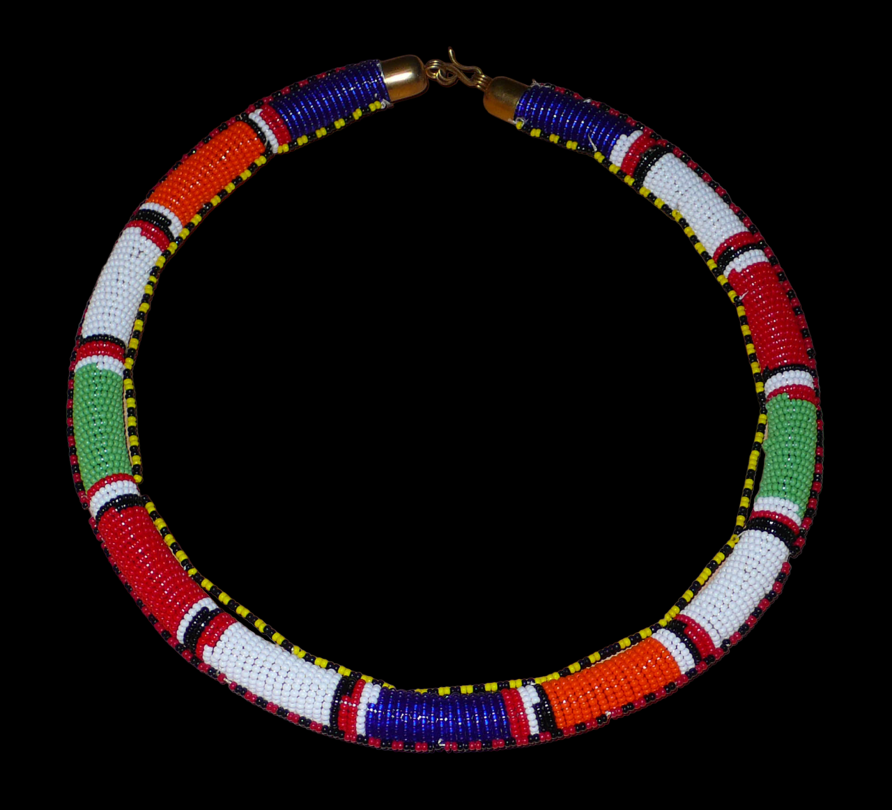 Collier africain tribal à motifs traditionnels Massai composé de perles de rocaille principalement rouges, vertes, blanches, bleu foncé et orange tissées et enroulées autour d'un tube.