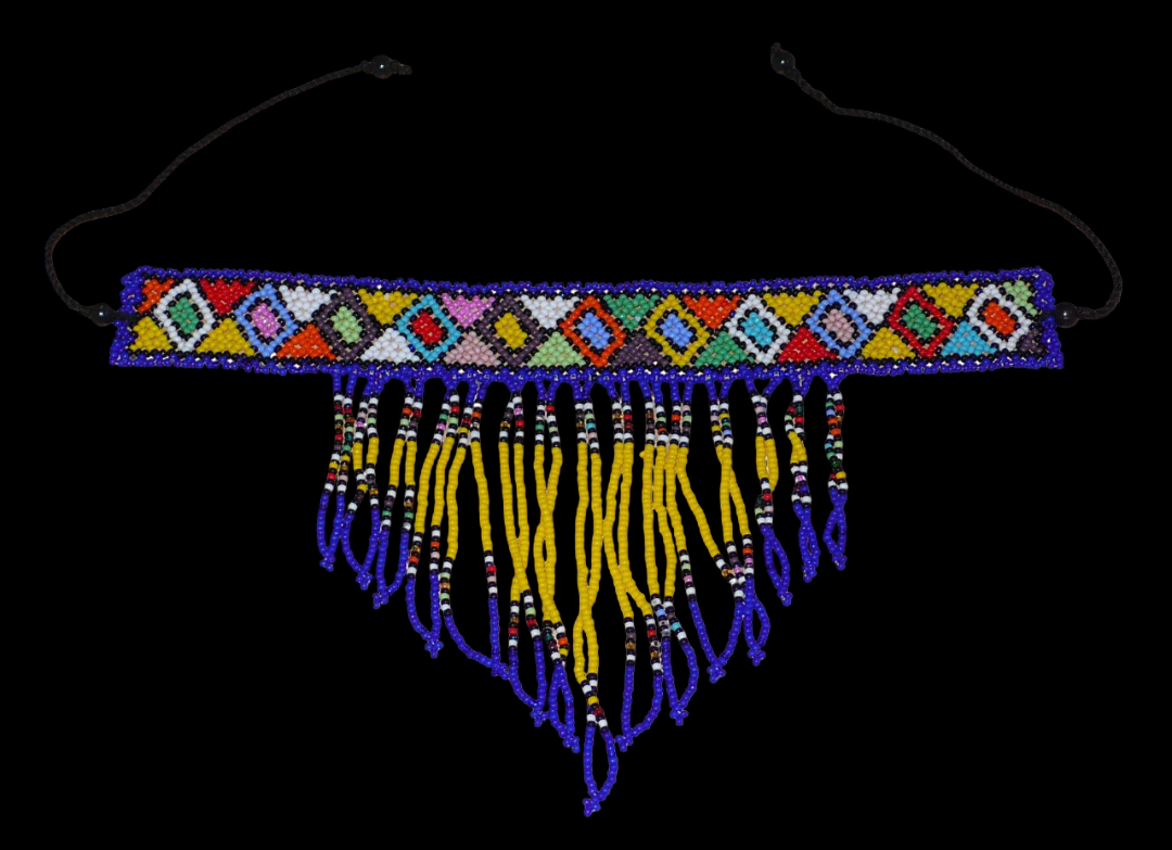 Collier ras de cou sud-africain à franges perlées et motifs ethniques zoulous composé d'un tissage de perles de rocaille bleues, jaunes et multicolores.