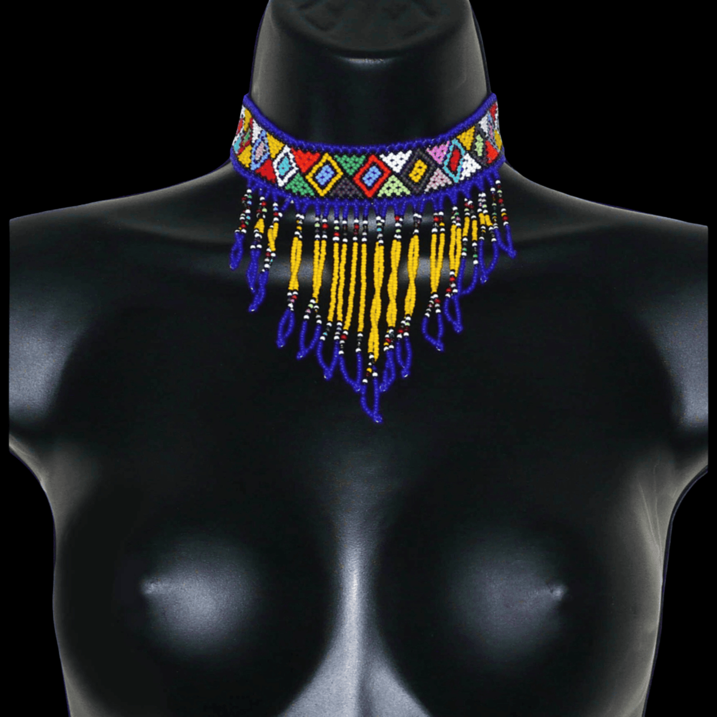 Collier ras de cou sud-africain à franges perlées et motifs ethniques zoulous composé d'un tissage de perles de rocaille bleues, jaunes et multicolores.