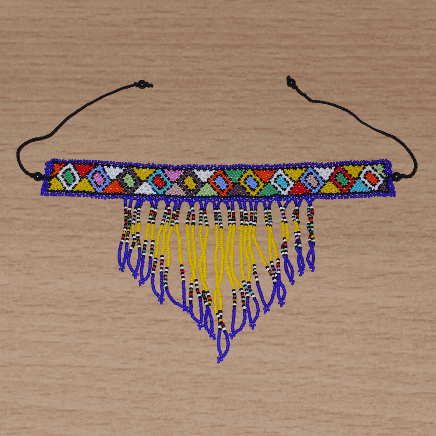 Collier ras de cou sud-africain à franges perlées et motifs ethniques zoulous ; il se compose d'un tissage de perles de rocaille bleues, jaunes et multicolores.
