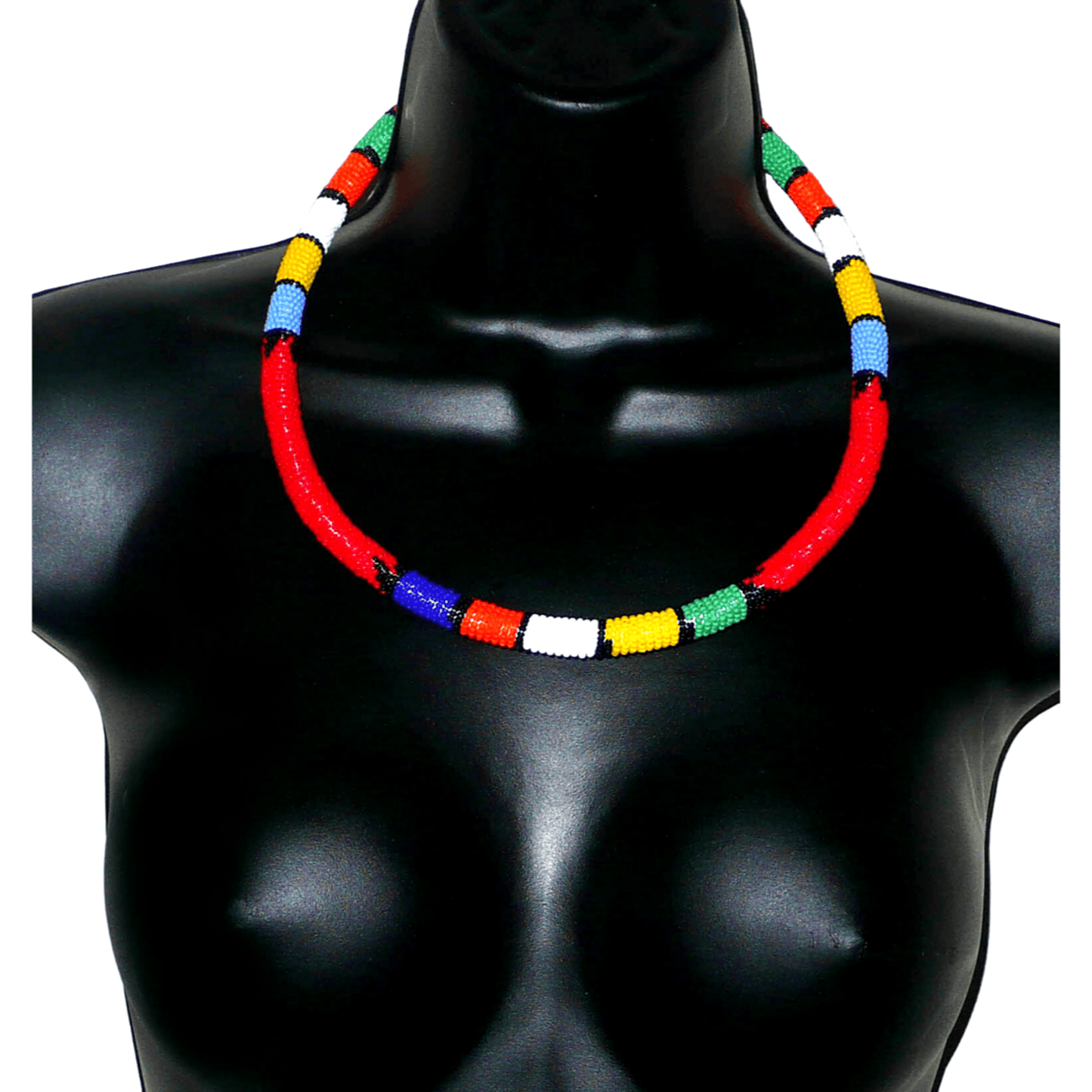 Collier africain traditionnel rouge à motifs zoulous multicolores fabriqué en Afrique du Sud ; il se compose de perles de rocaille enroulées autour d'un tube en plastique.