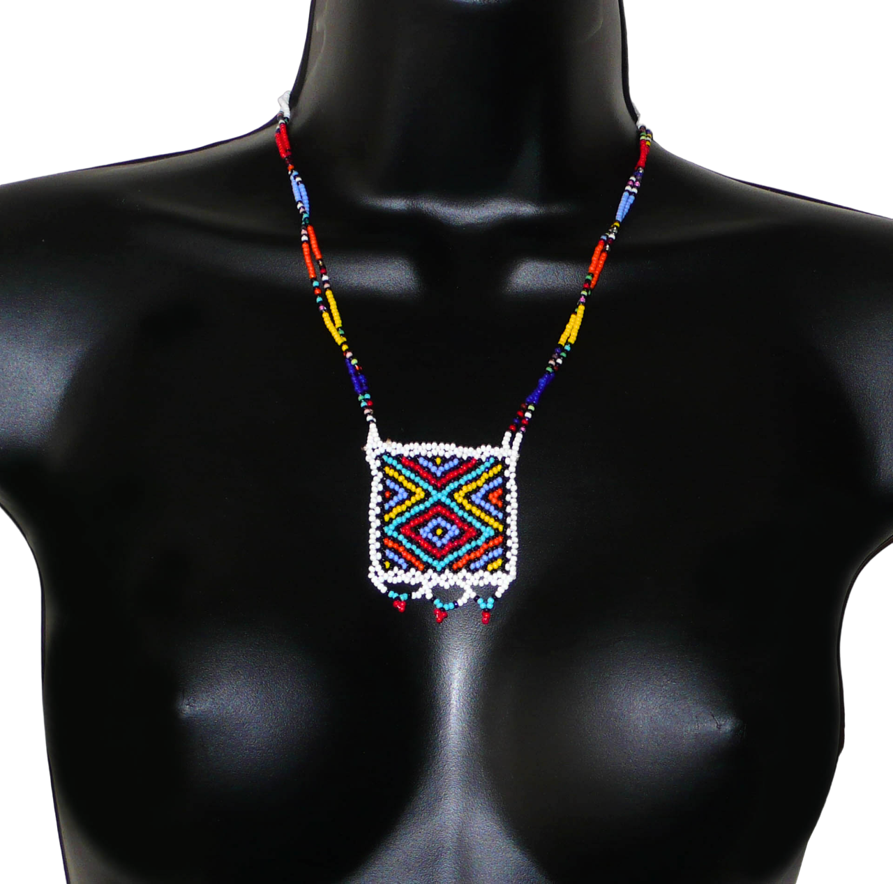 Collier africain zoulou en perles de rocaille blanches et multicolores agrémenté d'un pendentif carré à motifs ethniques traditionnels.
