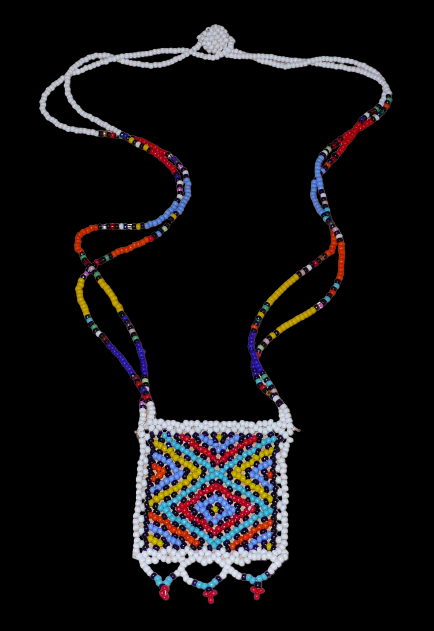 Collier africain zoulou en perles de rocaille blanches et multicolores agrémenté d'un pendentif carré à motifs ethniques traditionnels.