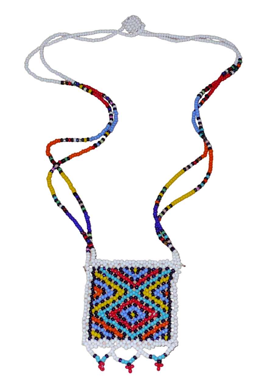 Collier africain zoulou en perles de rocaille blanches et multicolores agrémenté d'un pendentif carré à motifs ethniques traditionnels.