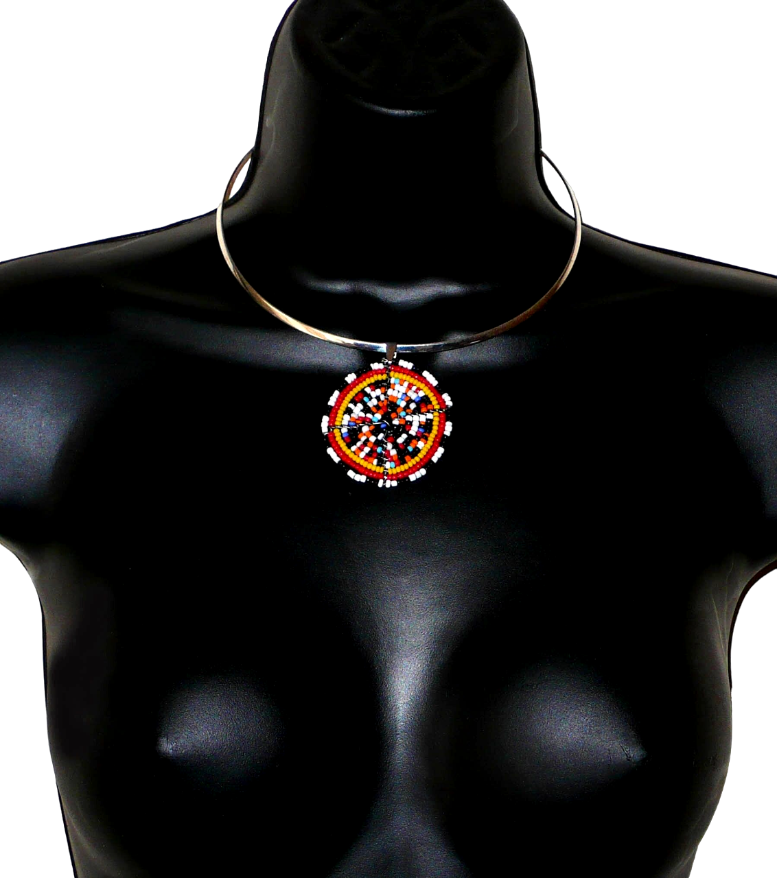 Collier ras de cou ethnique en laiton orné d'un médaillon fait d'un mélange de perles de rocaille multicolore. Il mesure 19 cm de long, le ras de cou en laiton a une circonférence de 42,5 cm avec un diamètre de 13,5 cm ; le médaillon mesure 5 cm de long et de large.