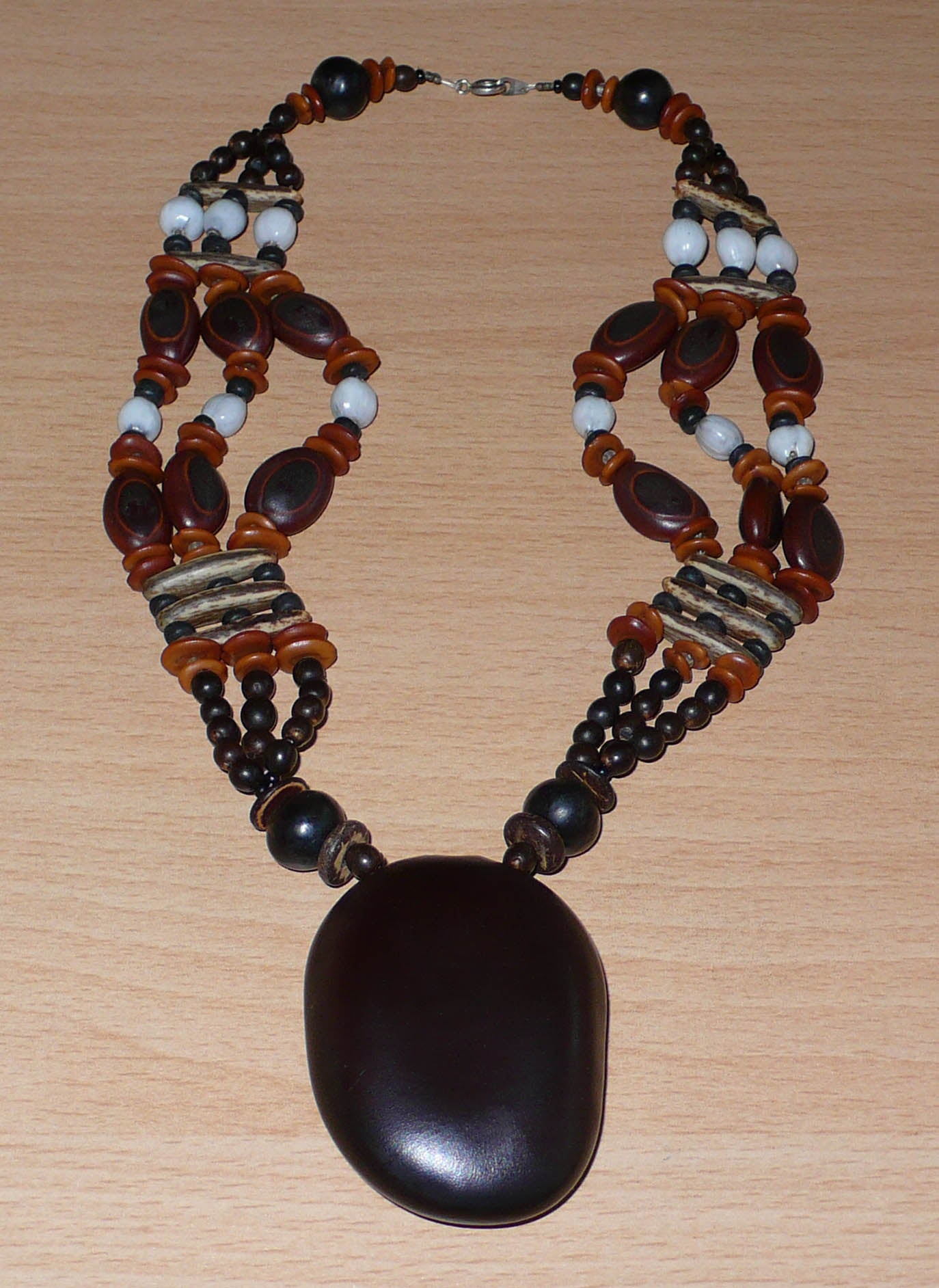 Collier afro-caribéen multi-rangs avec pendentif composé de perles de coco et d'un mélange de graines organiques (graine d'Entada (ou wawa), flamboyant, larmes de Job, toloman, "oreilles à mulâtres", savonnettes et casses).